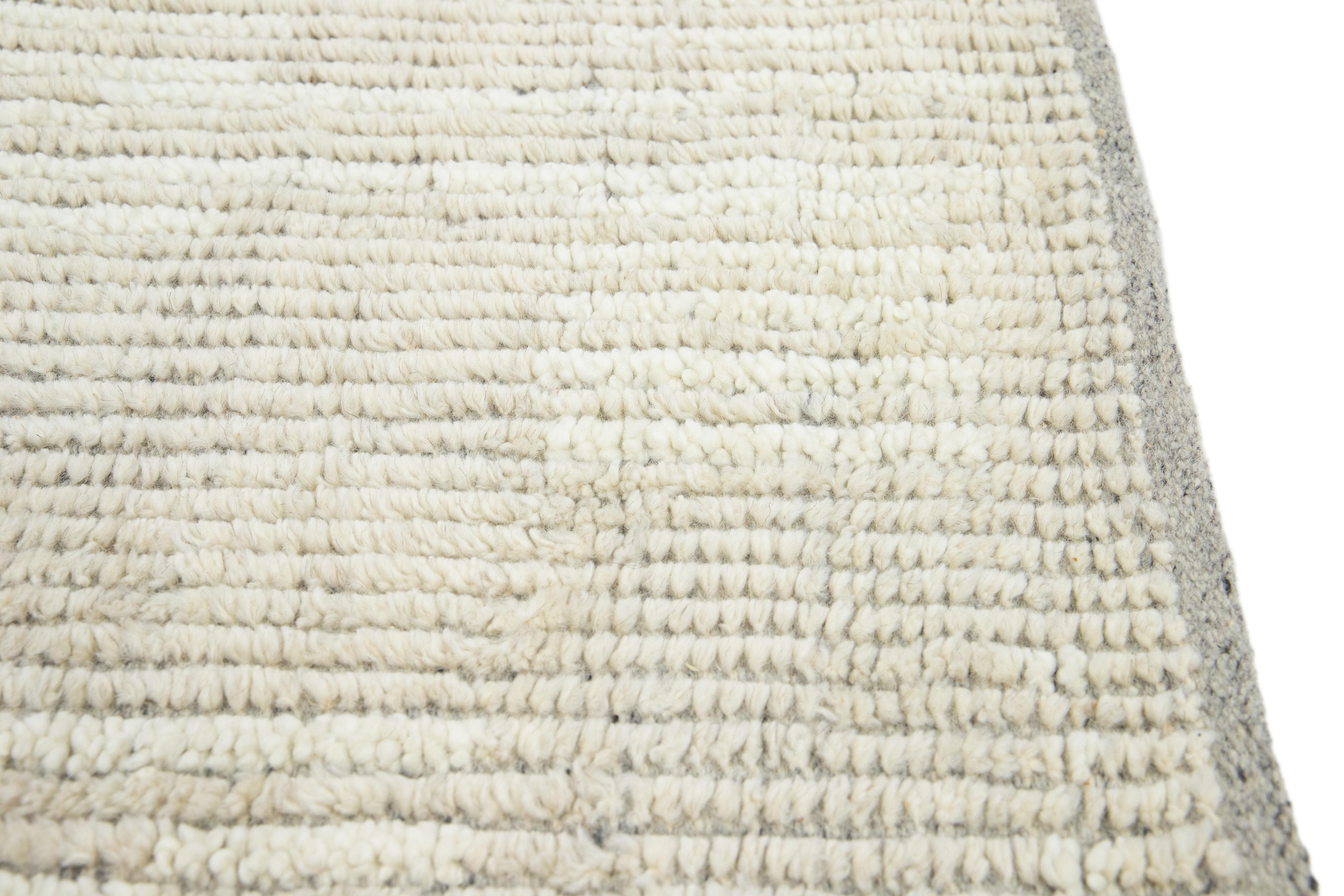 Moderner handgefertigter elfenbeinfarbener maßgefertigter Wollteppich im marokkanischen Stil (Organische Moderne) im Angebot