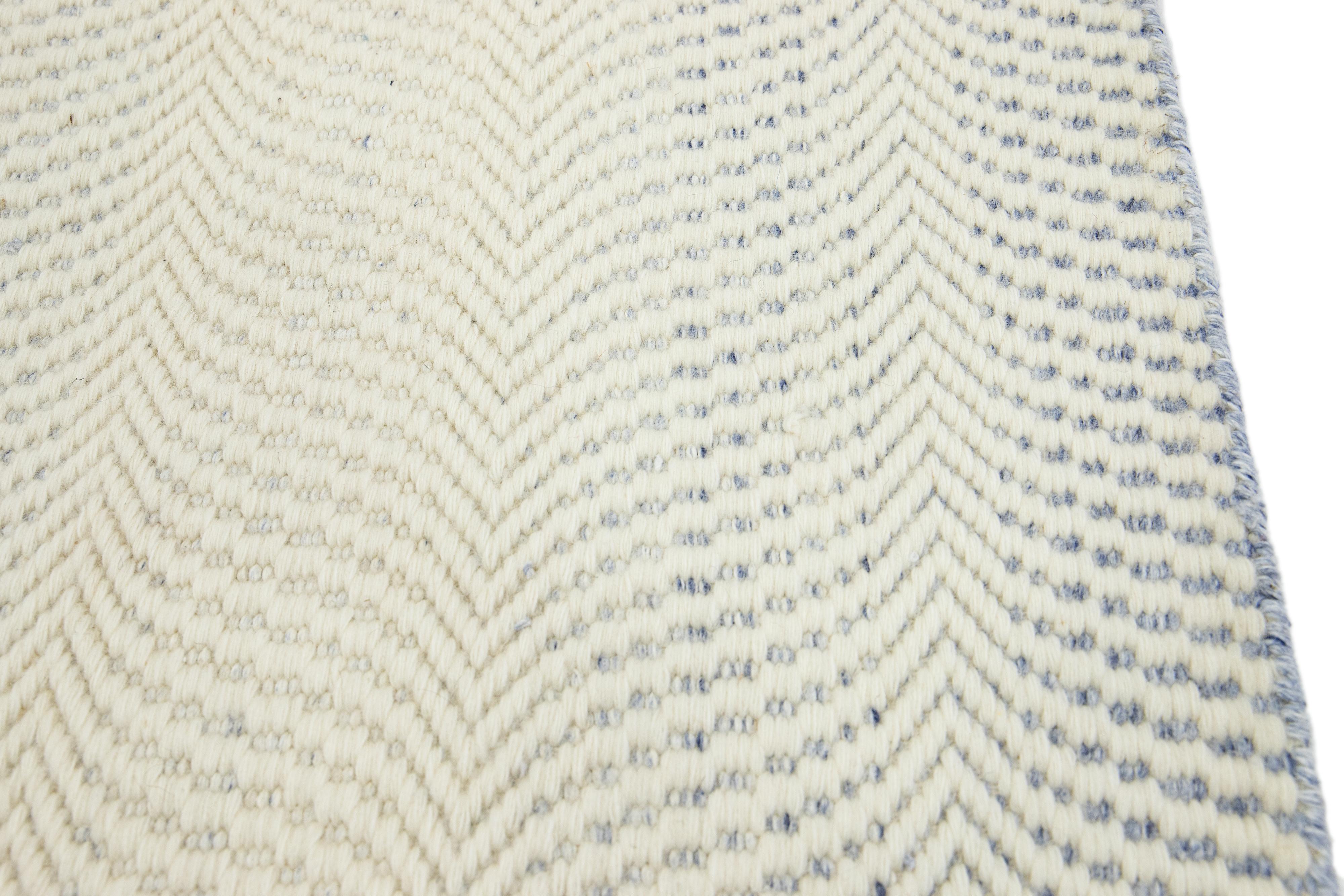 Moderner handgefertigter elfenbeinfarbener maßgefertigter Wollteppich im marokkanischen Stil (Indisch) im Angebot