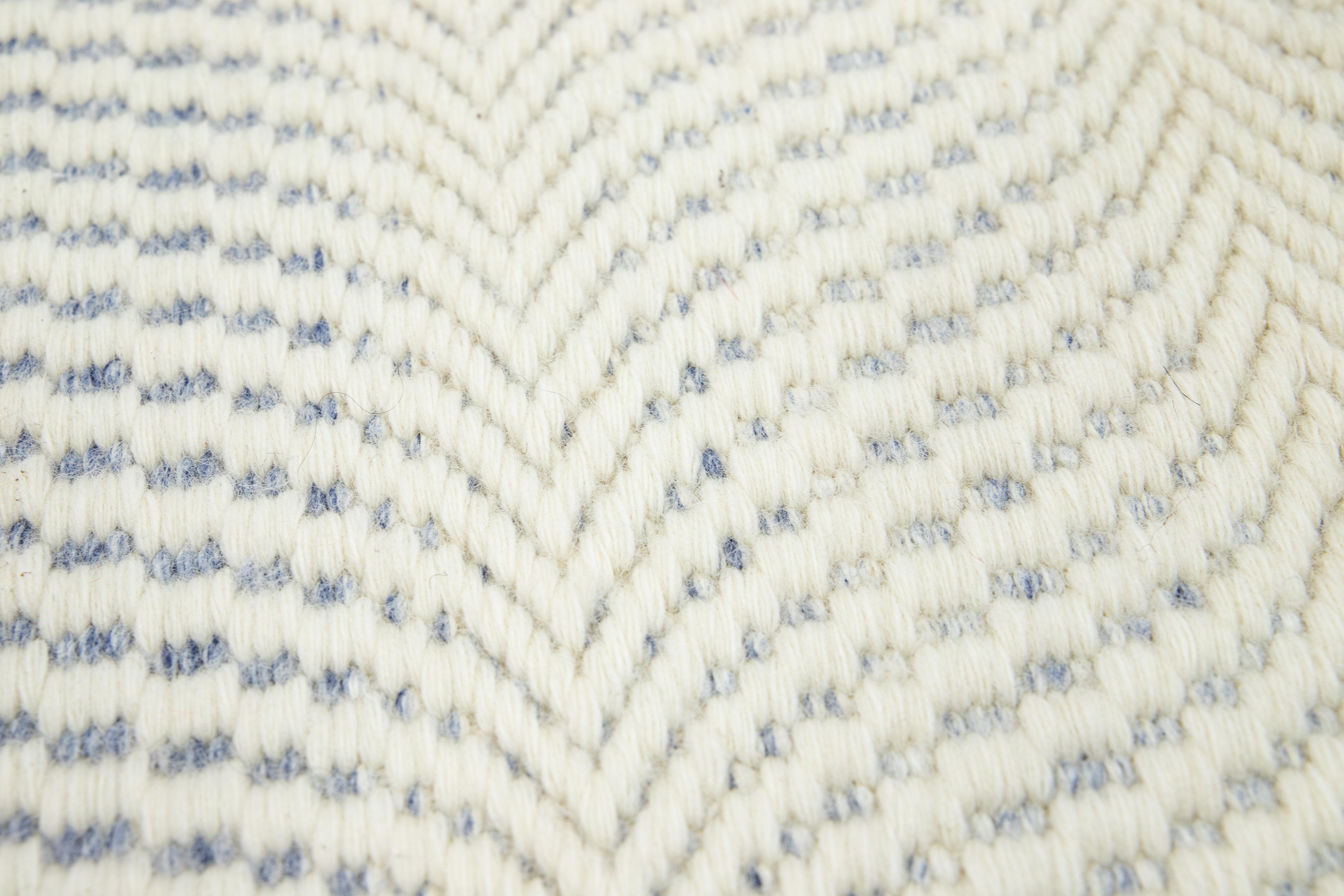 Moderner handgefertigter elfenbeinfarbener maßgefertigter Wollteppich im marokkanischen Stil (Handgeknüpft) im Angebot