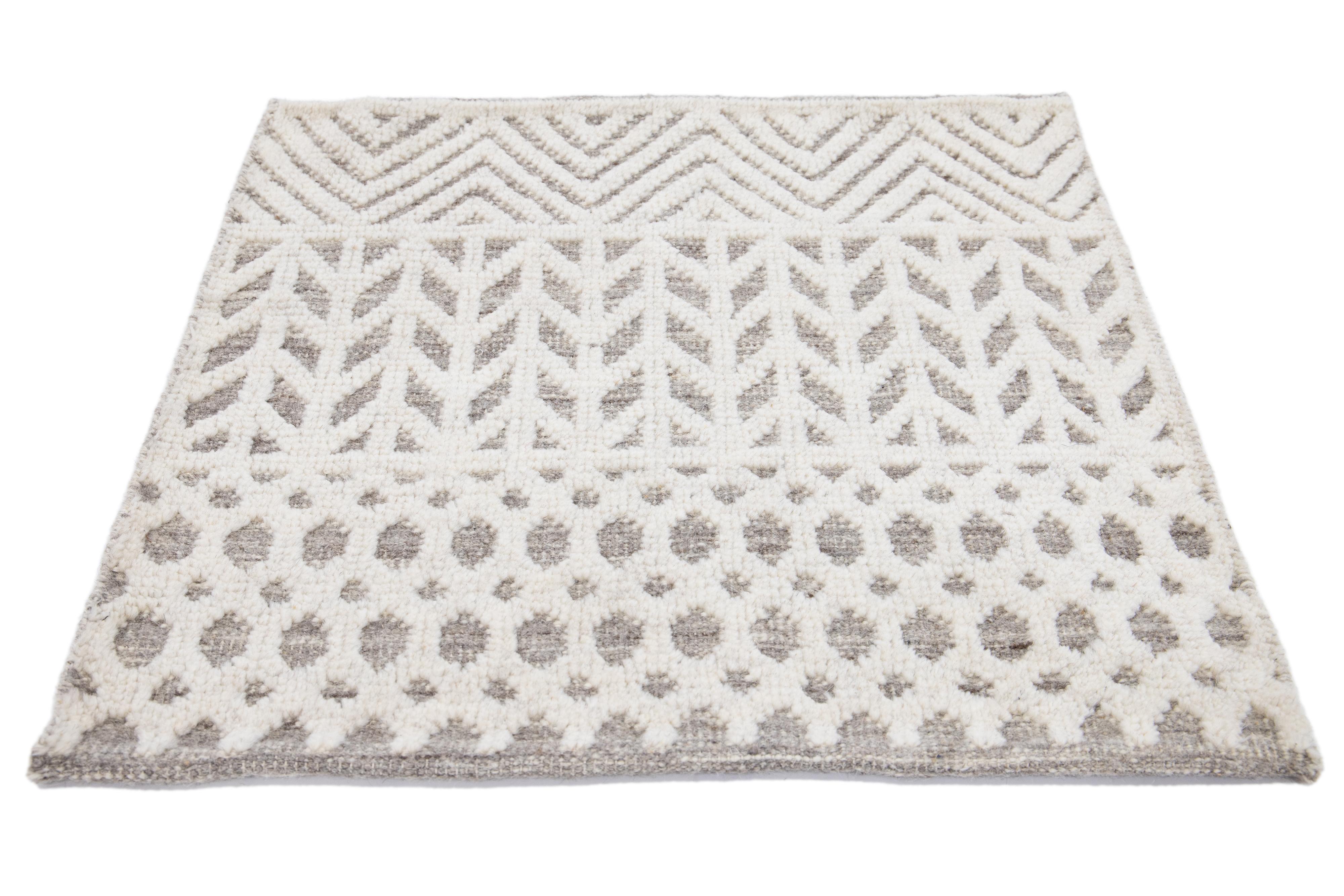 Moderner handgefertigter elfenbeinfarbener geometrischer, maßgefertigter Wollteppich im marokkanischen Stil (Organische Moderne) im Angebot