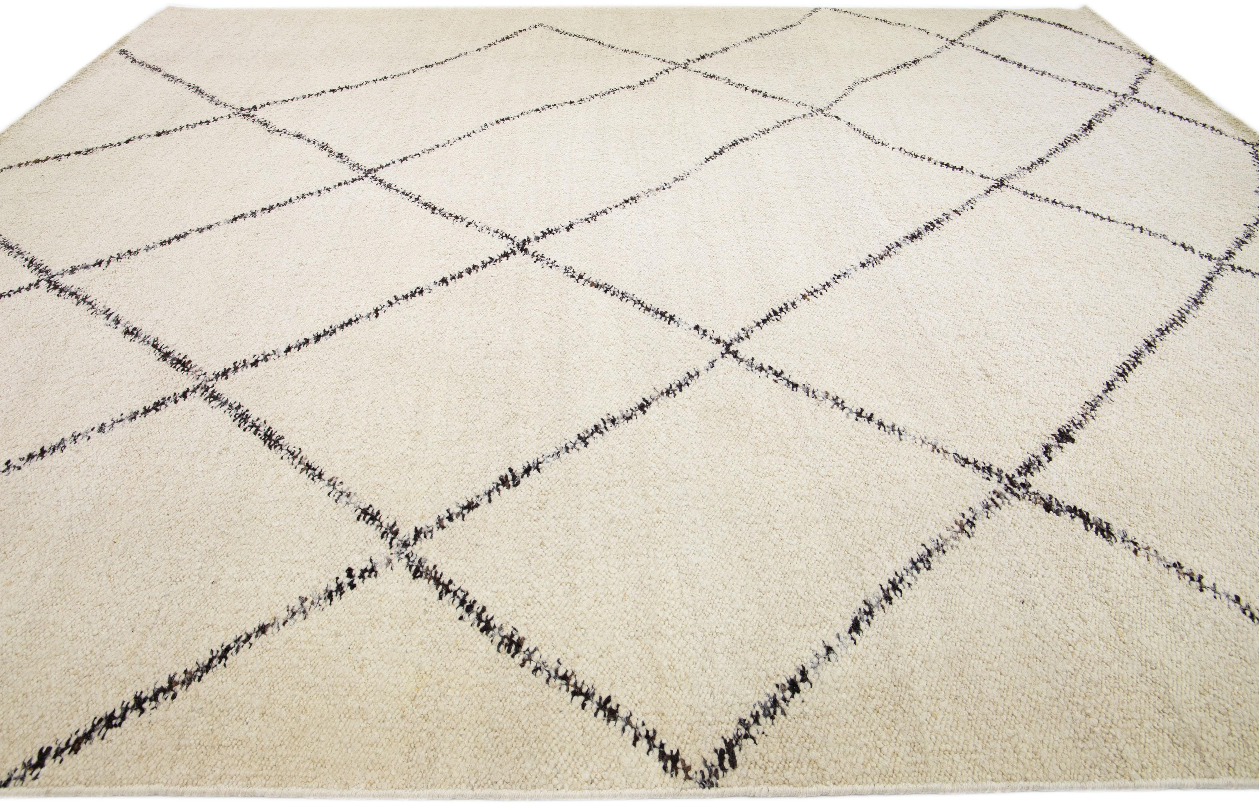 Modern Moroccan Style Handmade Ivory Geometric Wool Rug In New Condition For Sale In Norwalk, CT