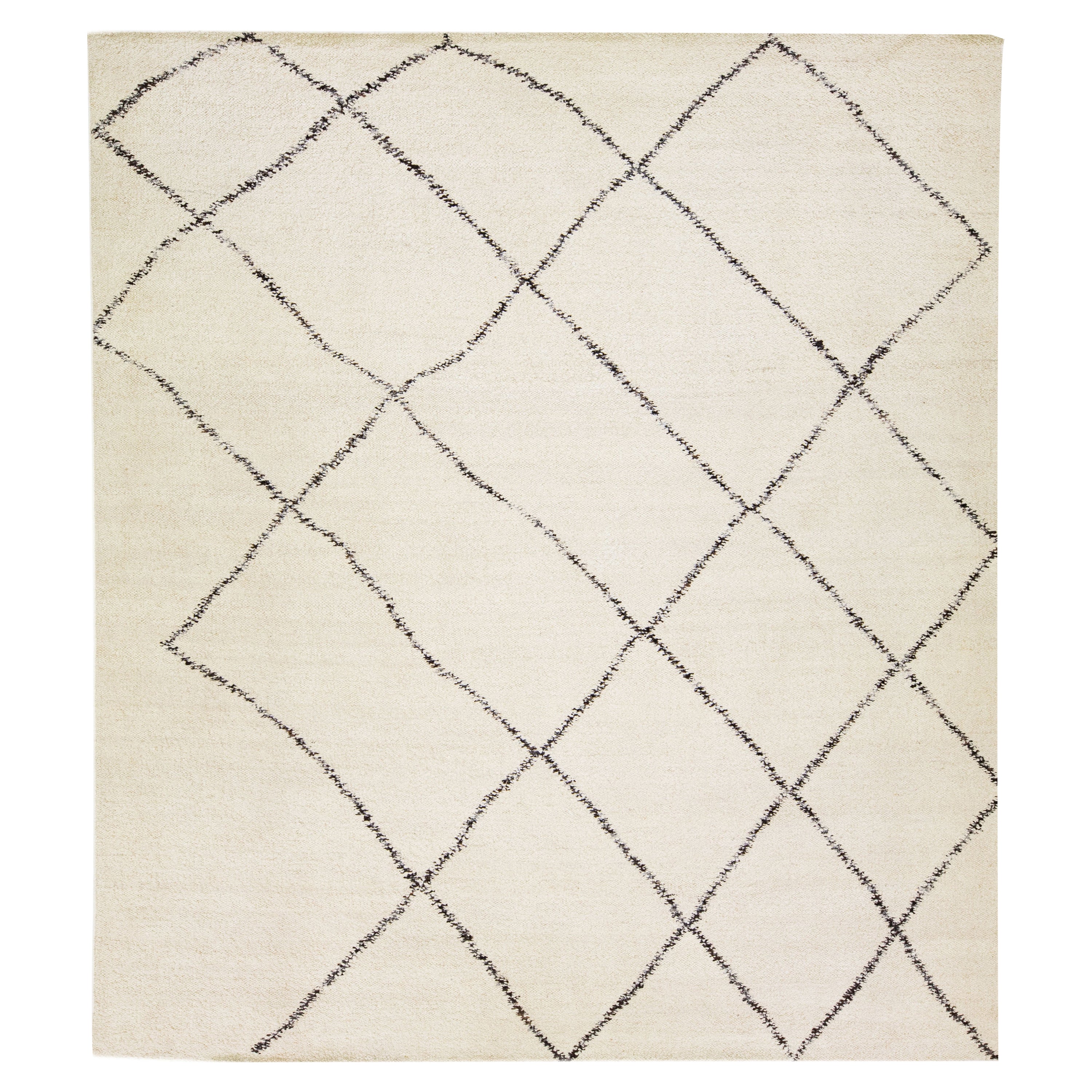 Moderner moderner handgefertigter elfenbeinfarbener geometrischer Wollteppich im marokkanischen Stil