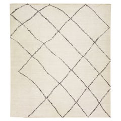 Moderner moderner handgefertigter elfenbeinfarbener geometrischer Wollteppich im marokkanischen Stil