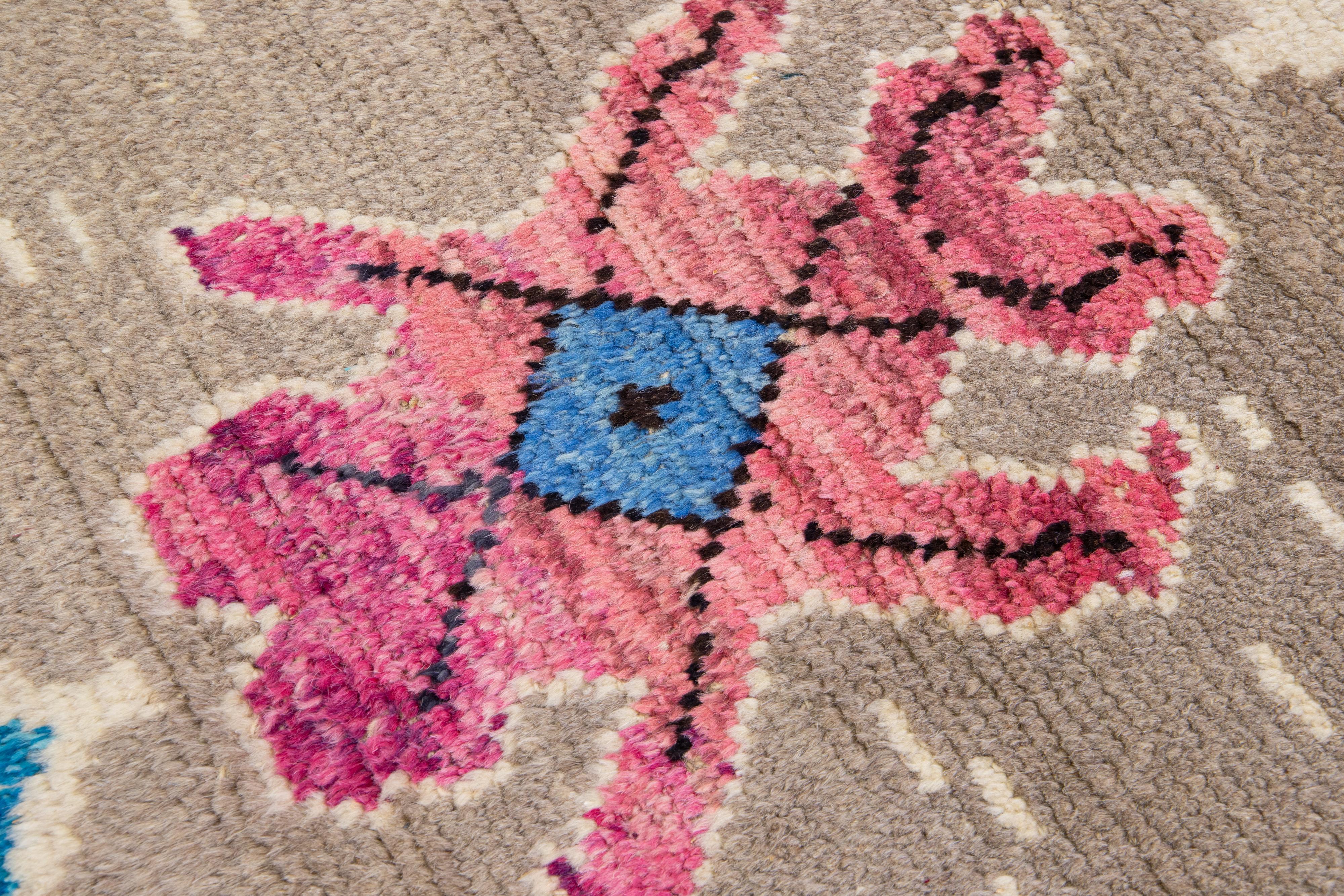 XXIe siècle et contemporain Tapis en laine moderne de style marocain fait à la main et conçu en plusieurs couleurs, de taille standard en vente