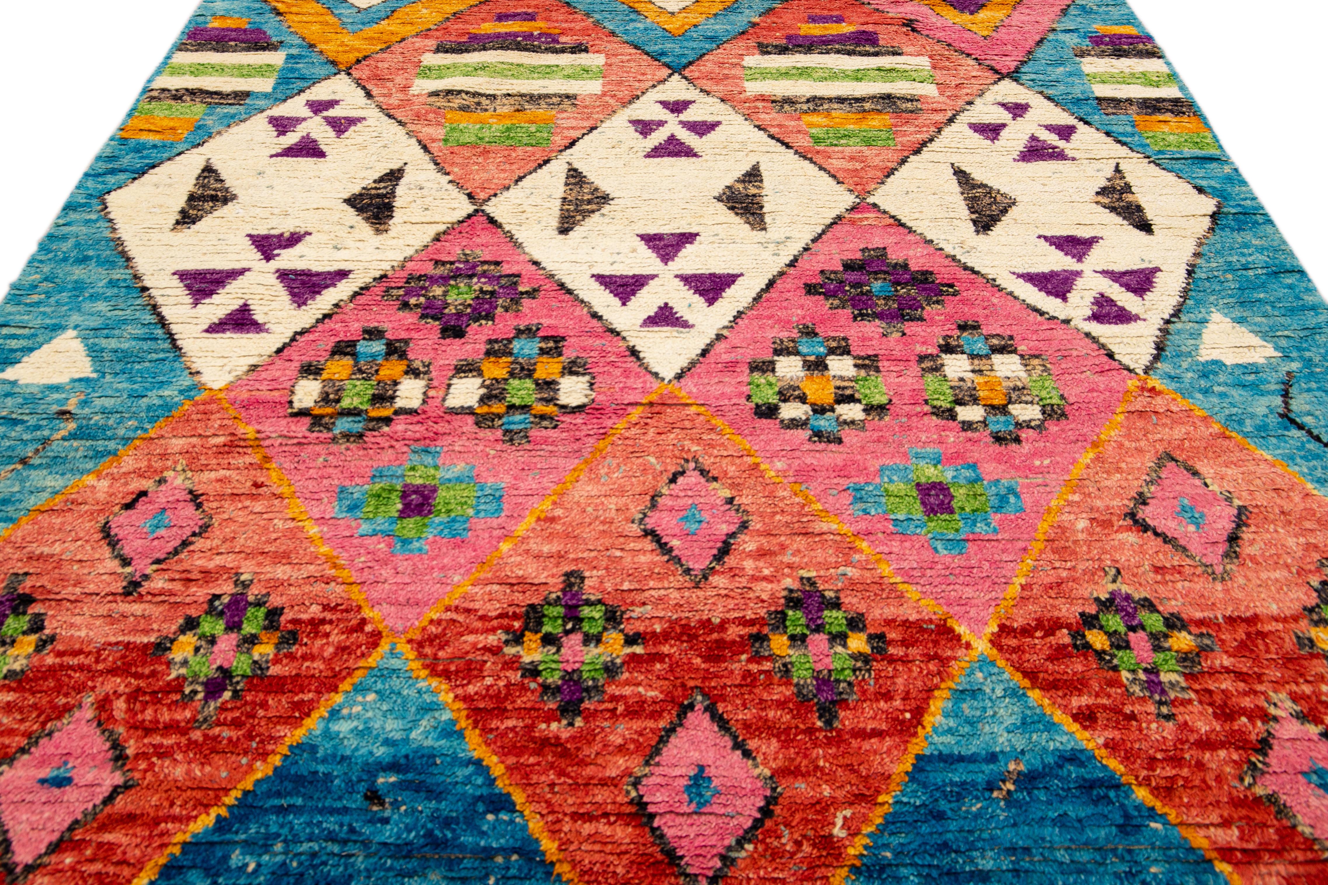 Bohème Tapis en laine bohème moderne de style marocain fait à la main, multicolore et bleu tribal en vente