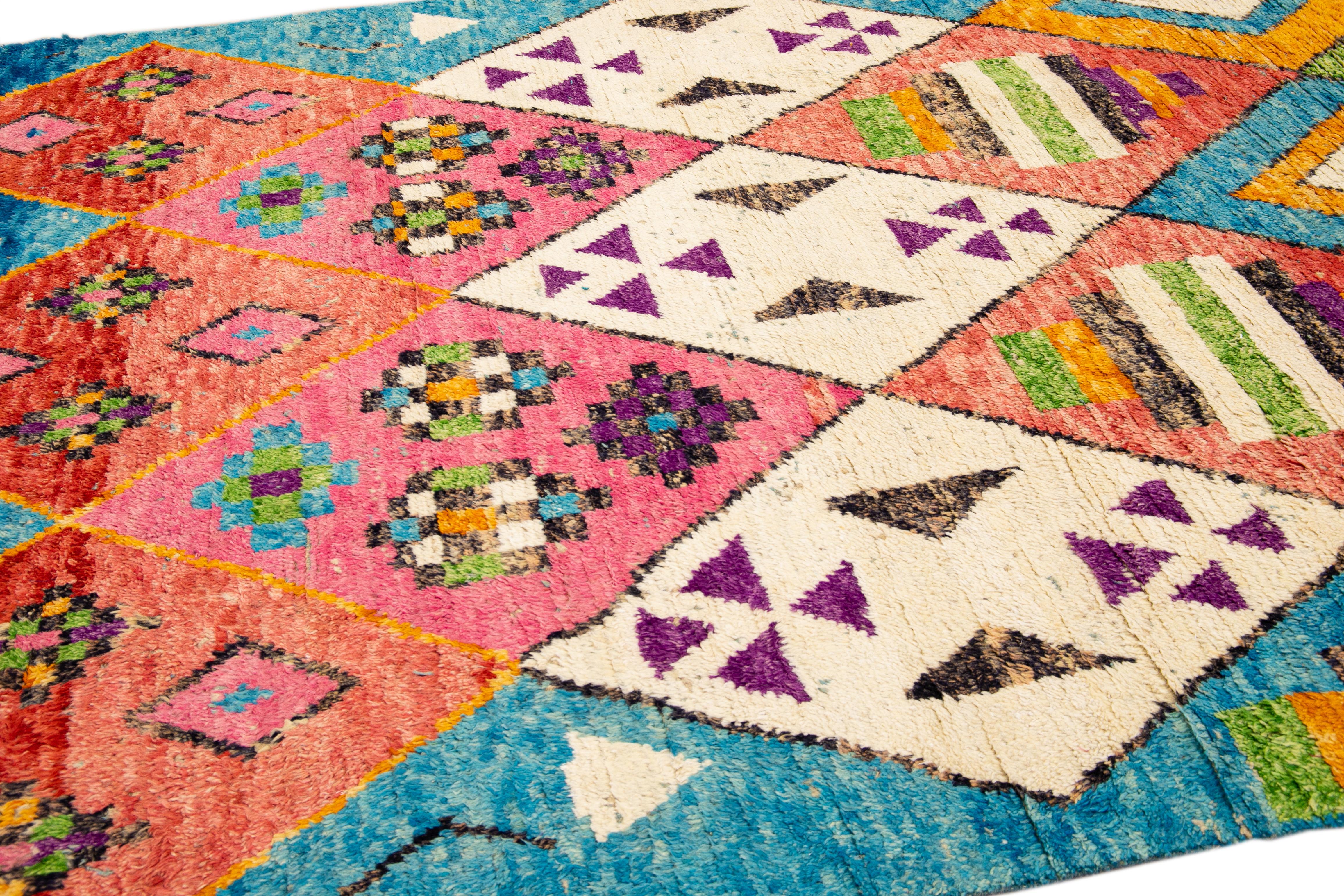 Pakistanais Tapis en laine bohème moderne de style marocain fait à la main, multicolore et bleu tribal en vente
