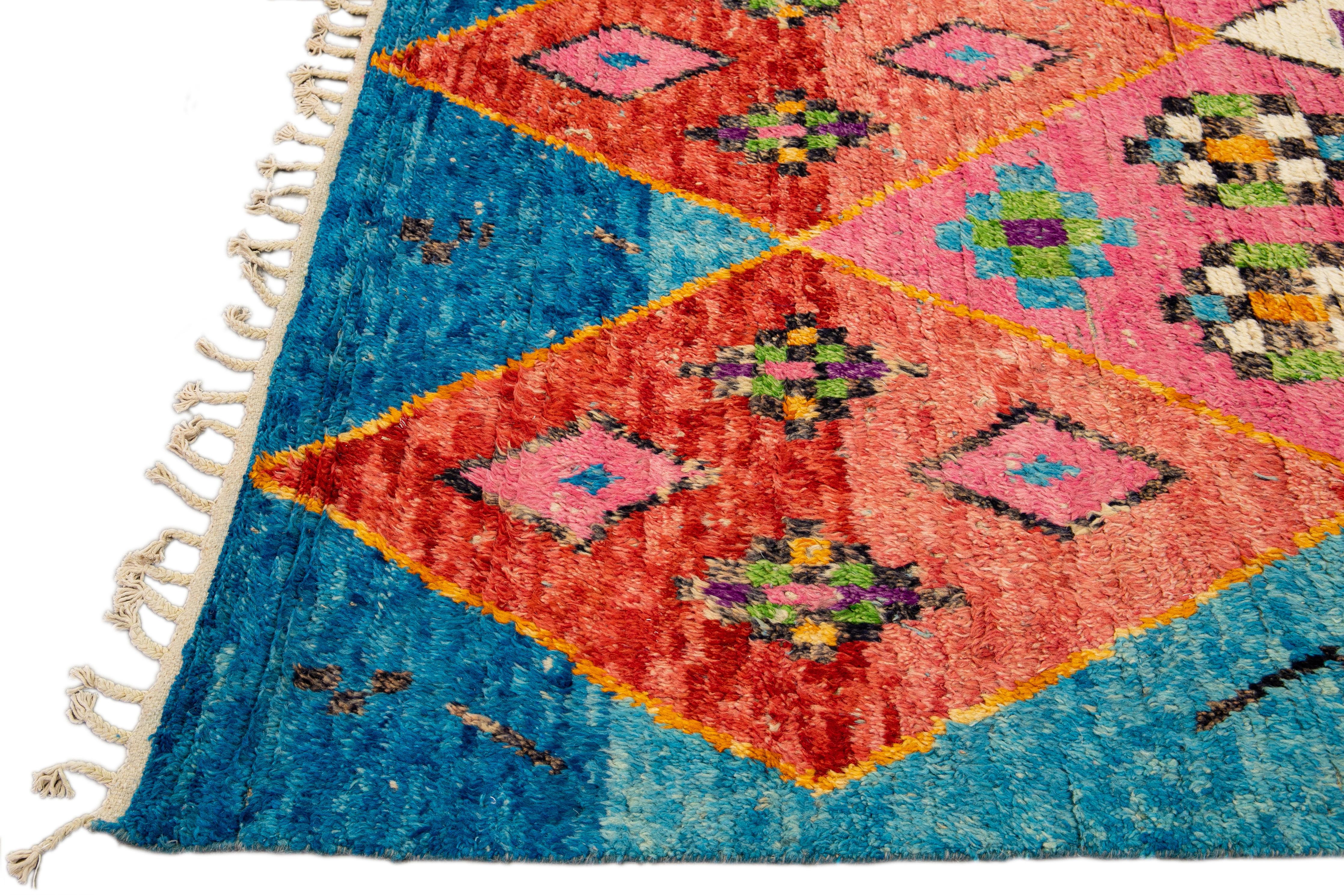 Noué à la main Tapis en laine bohème moderne de style marocain fait à la main, multicolore et bleu tribal en vente