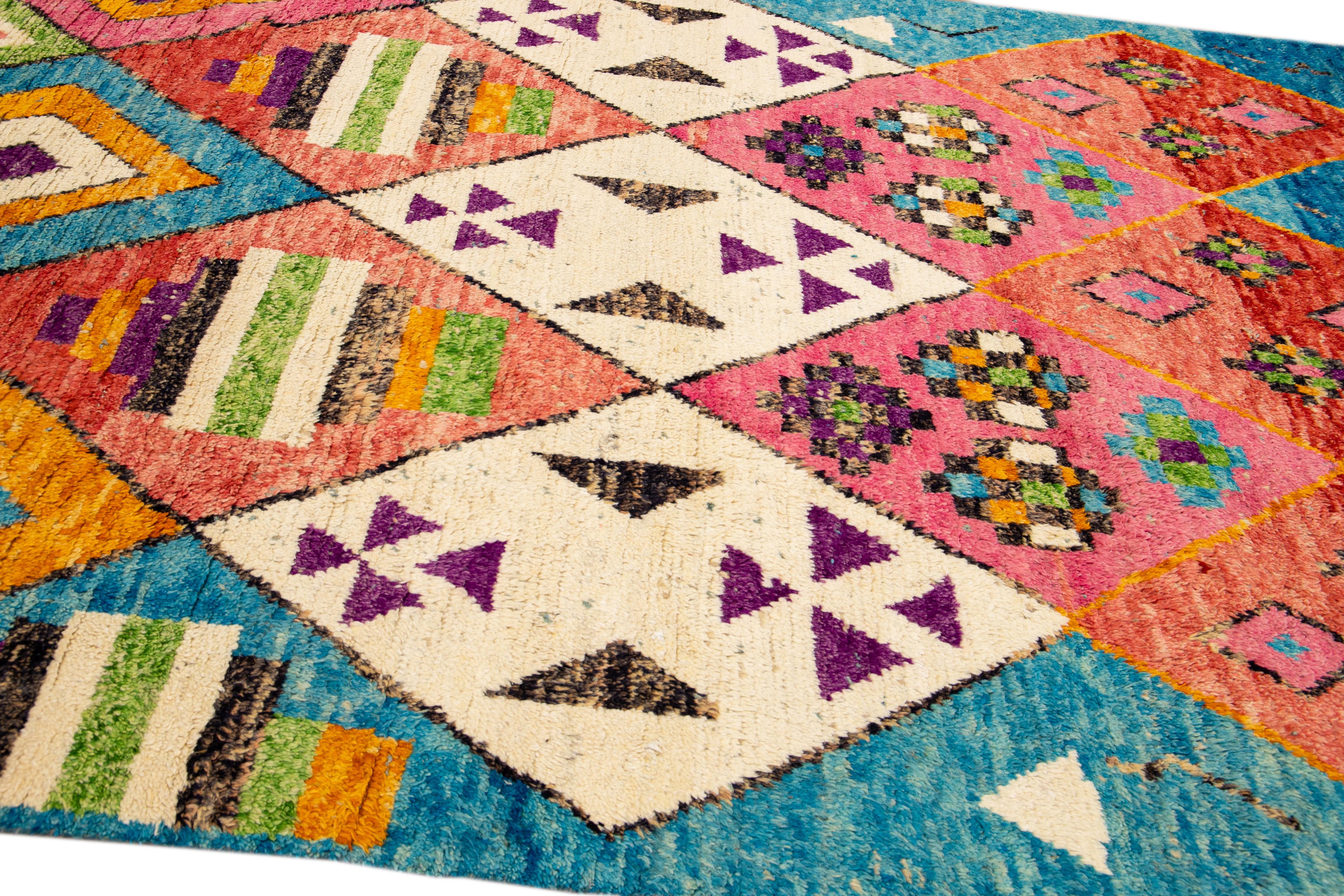 Tapis en laine bohème moderne de style marocain fait à la main, multicolore et bleu tribal Neuf - En vente à Norwalk, CT