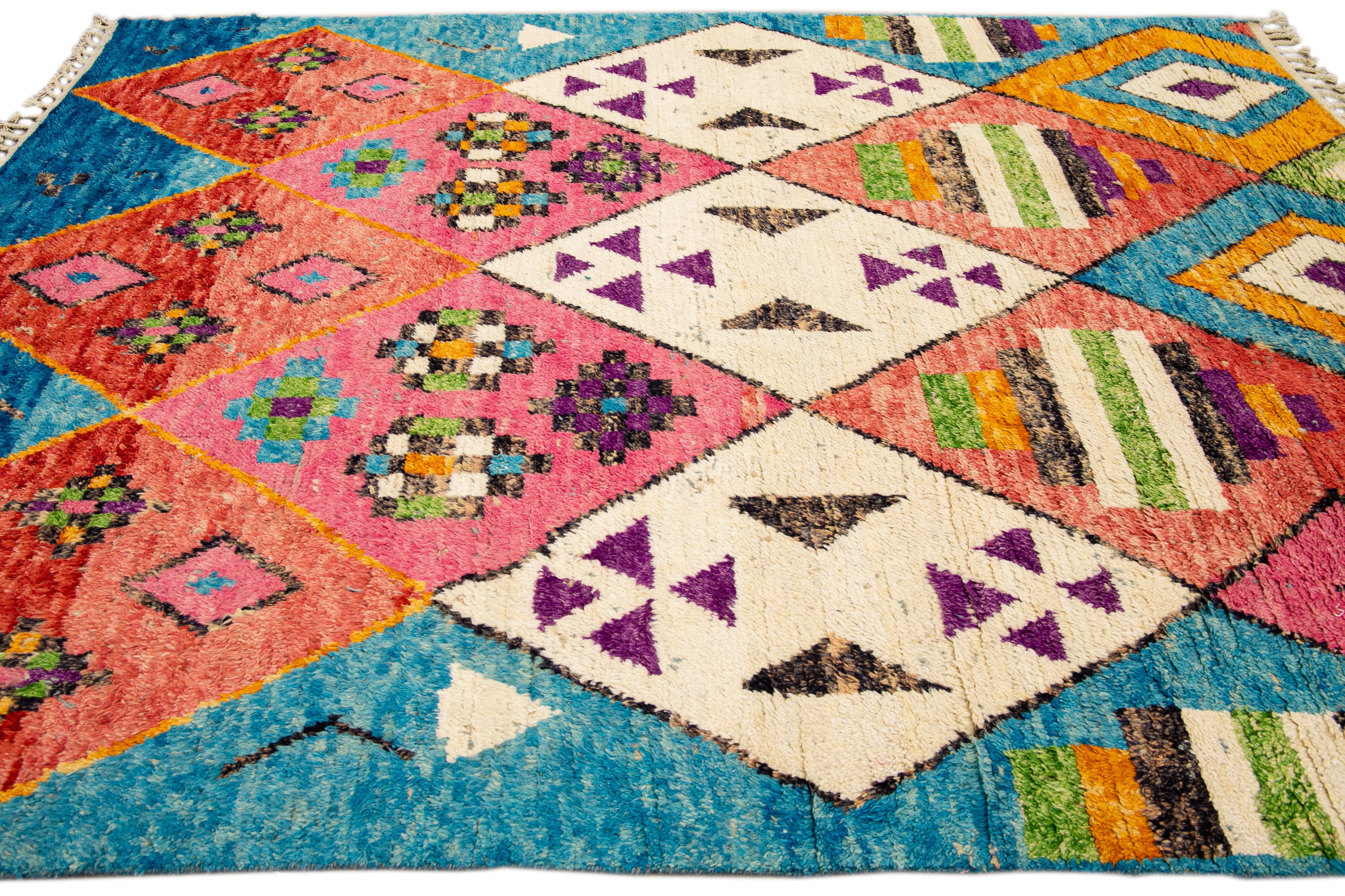 XXIe siècle et contemporain Tapis en laine bohème moderne de style marocain fait à la main, multicolore et bleu tribal en vente