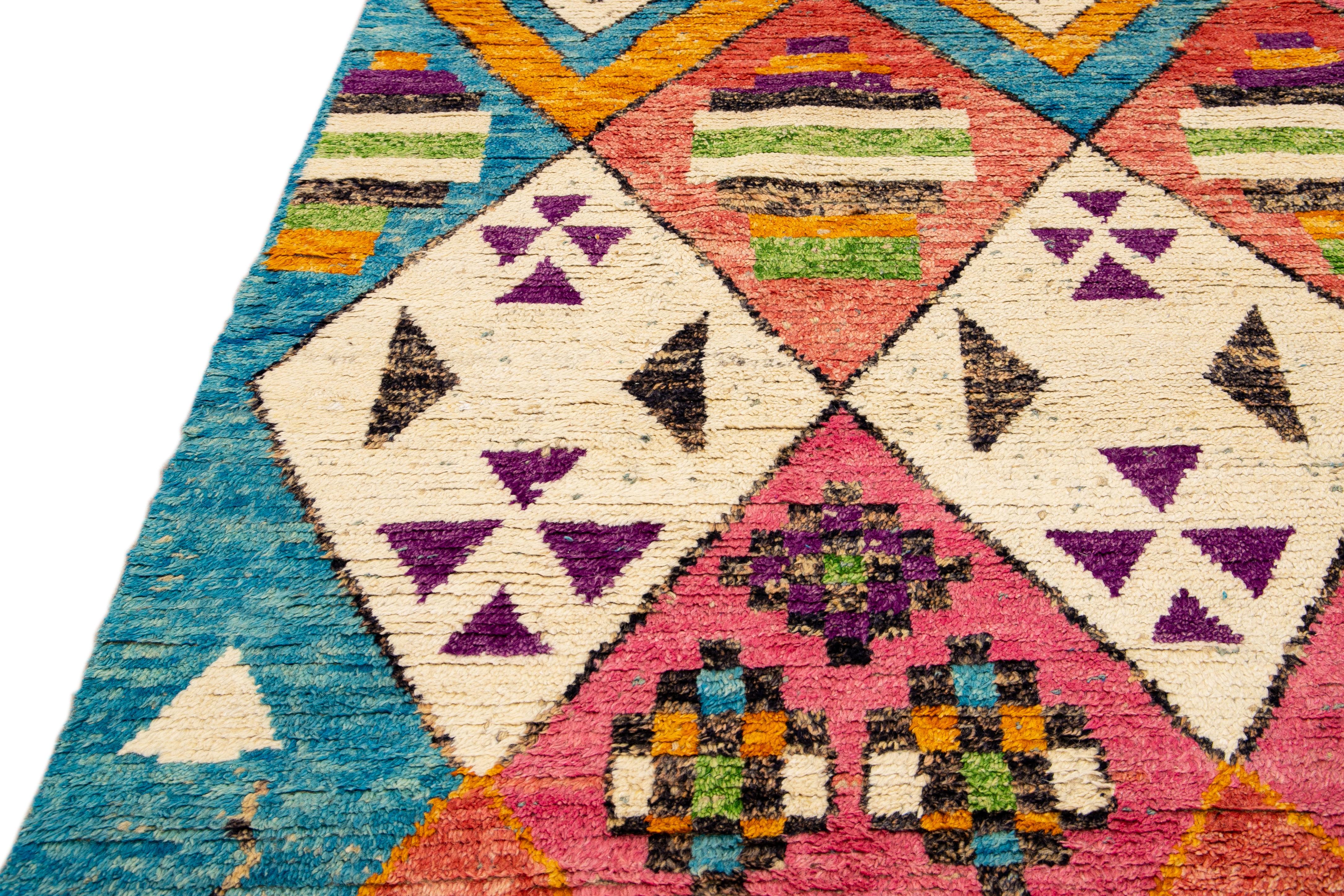 Tapis en laine bohème moderne de style marocain fait à la main, multicolore et bleu tribal en vente 1