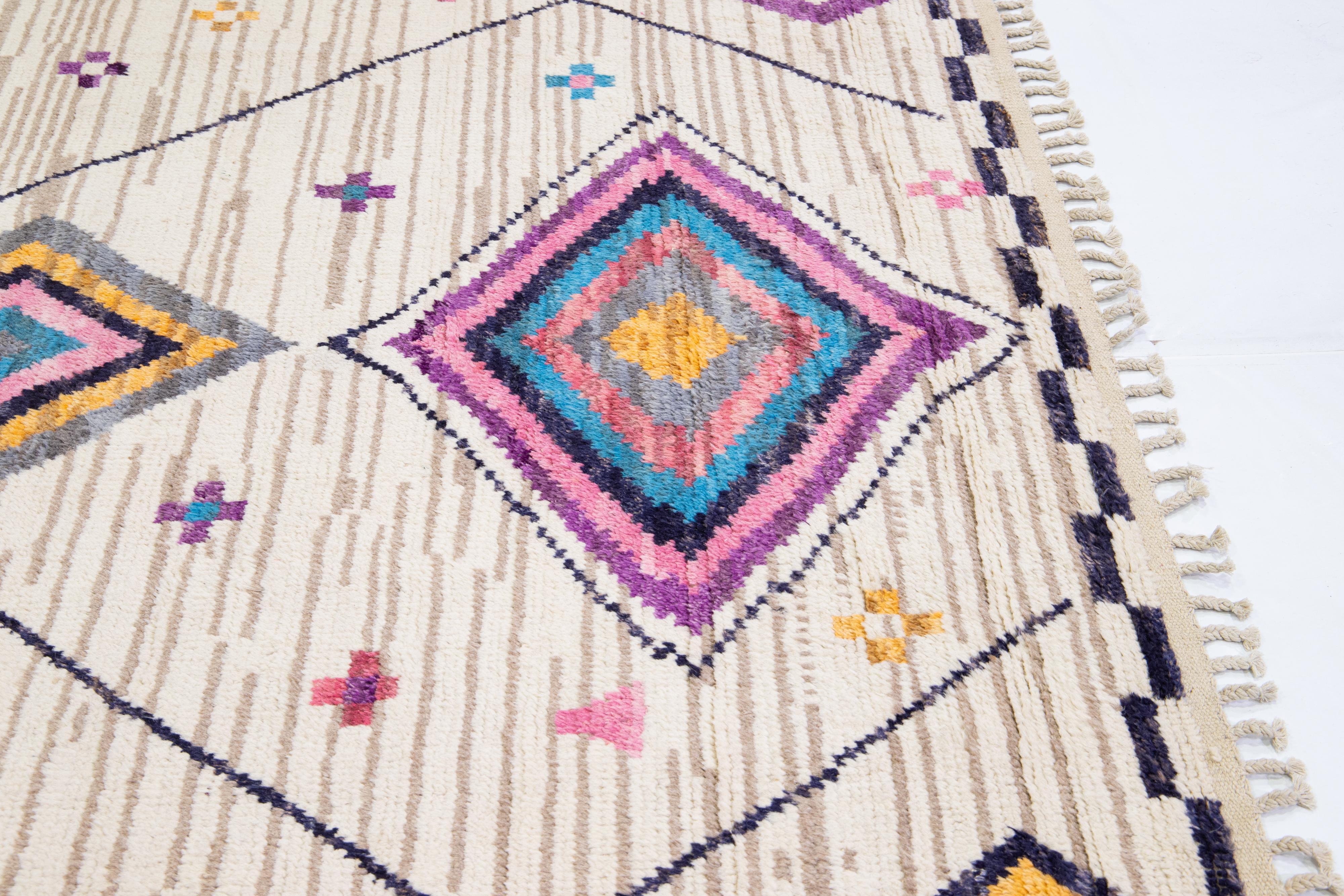 Tappeto in lana tribale multicolore fatto a mano in stile marocchino moderno in vendita 2