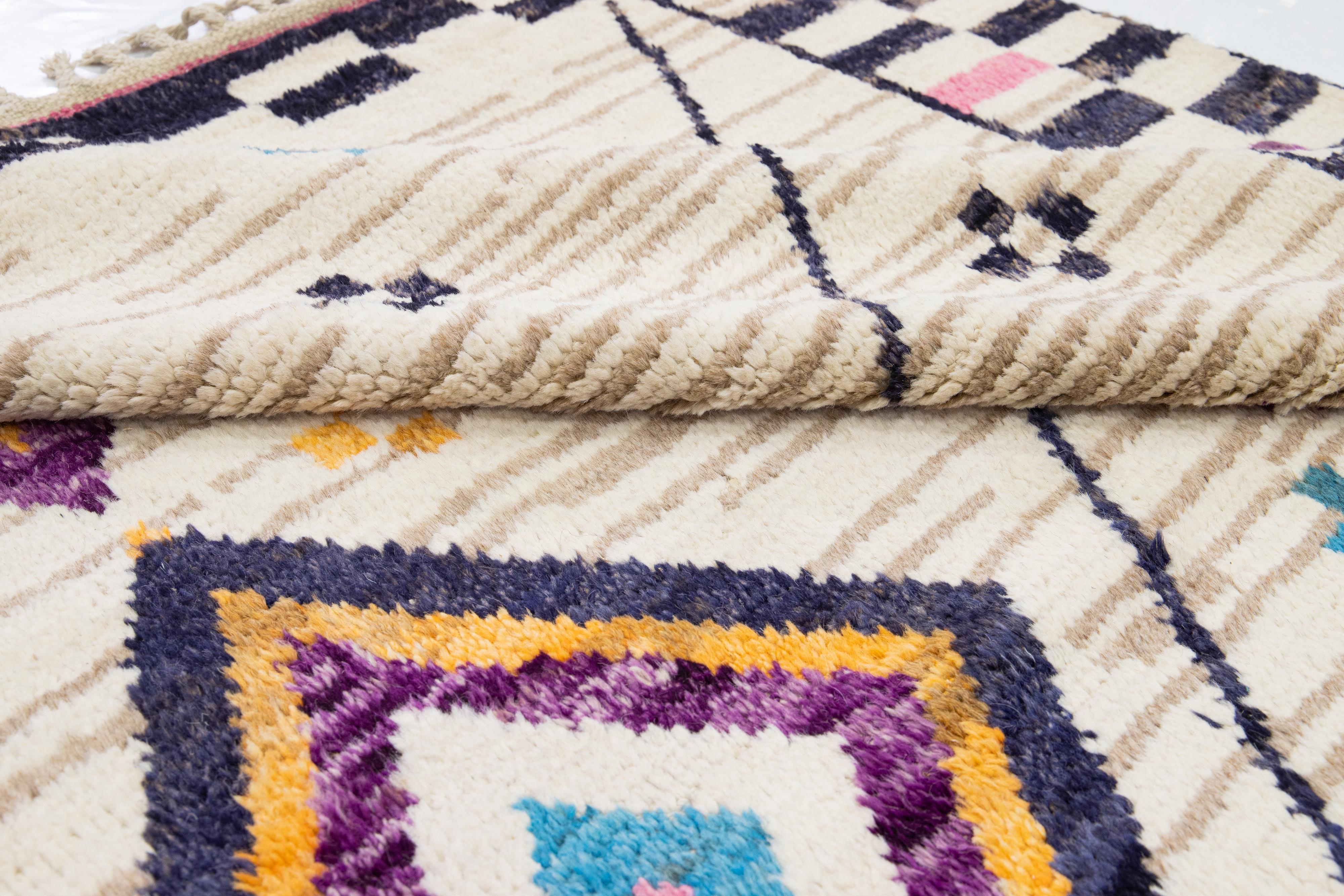 Tappeto in lana tribale multicolore fatto a mano in stile marocchino moderno in vendita 1