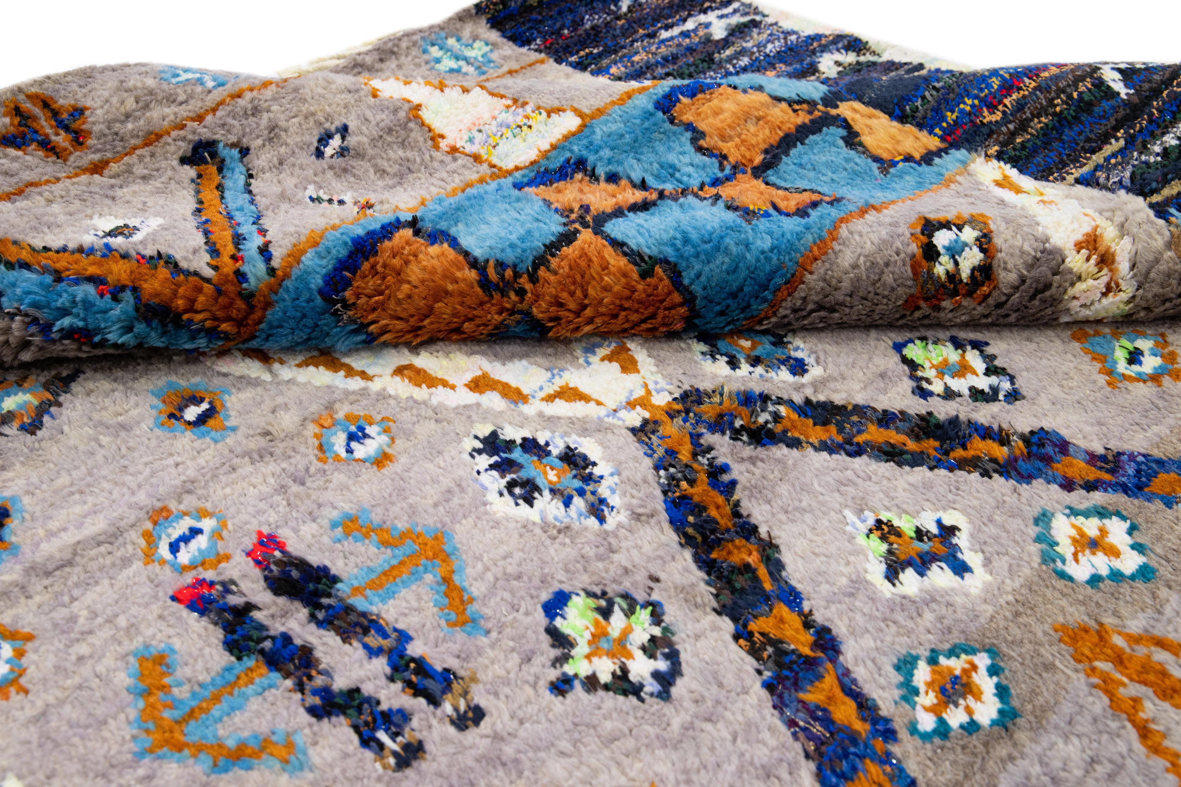 Tapis moderne en laine multicolore de style marocain fait à la main avec motif tribal en vente 2