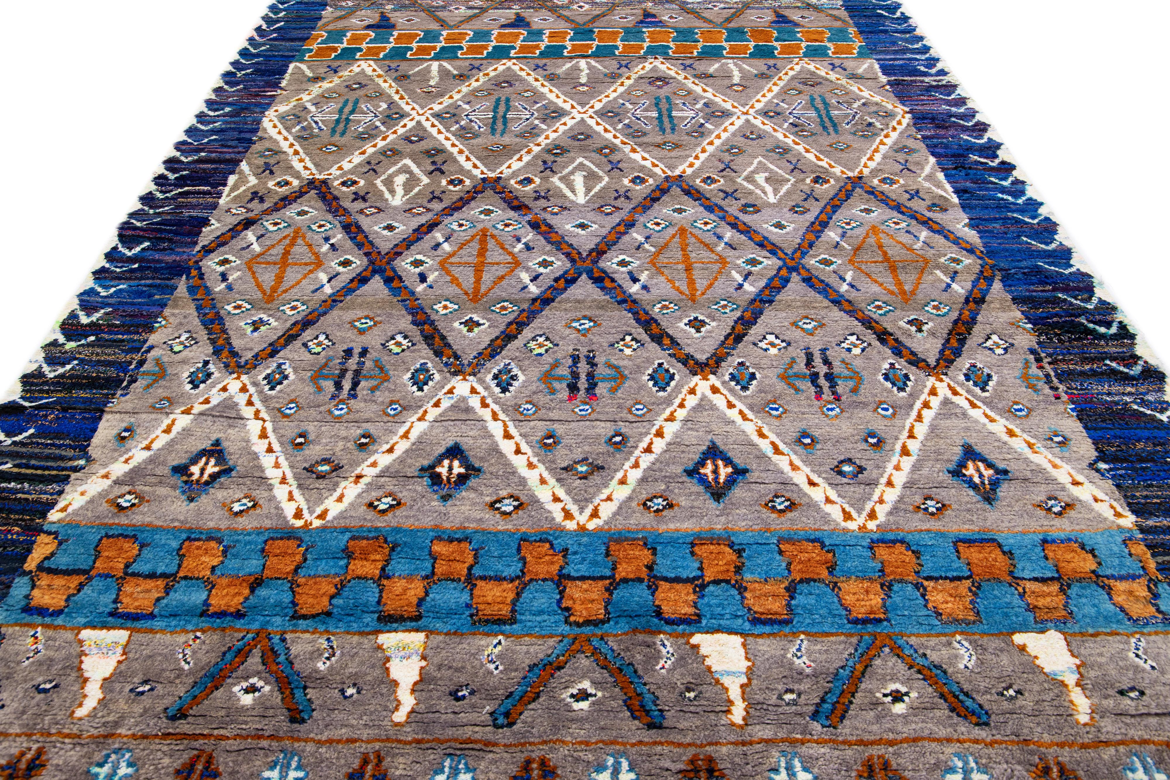 Moderne Tapis moderne en laine multicolore de style marocain fait à la main avec motif tribal en vente