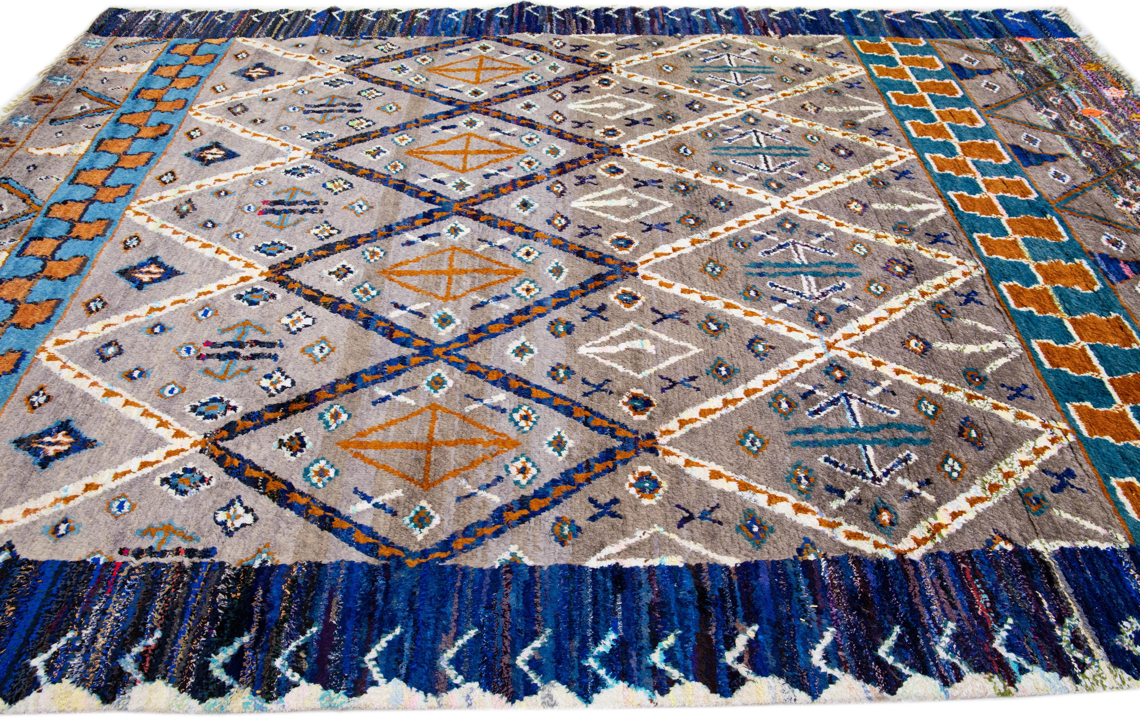 Noué à la main Tapis moderne en laine multicolore de style marocain fait à la main avec motif tribal en vente
