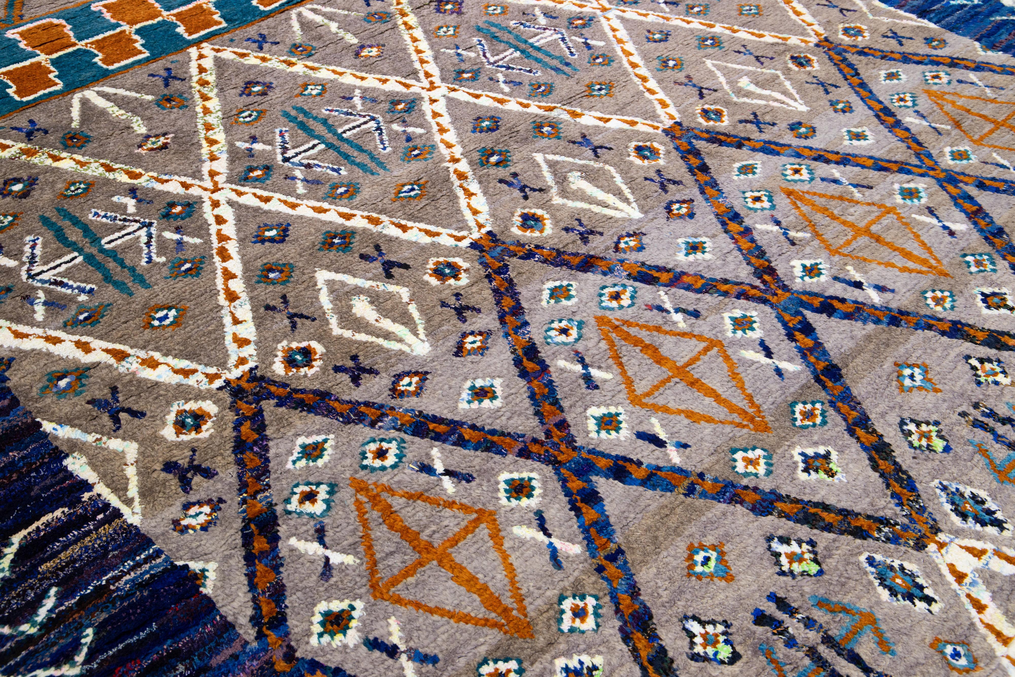 Tapis moderne en laine multicolore de style marocain fait à la main avec motif tribal en vente 1