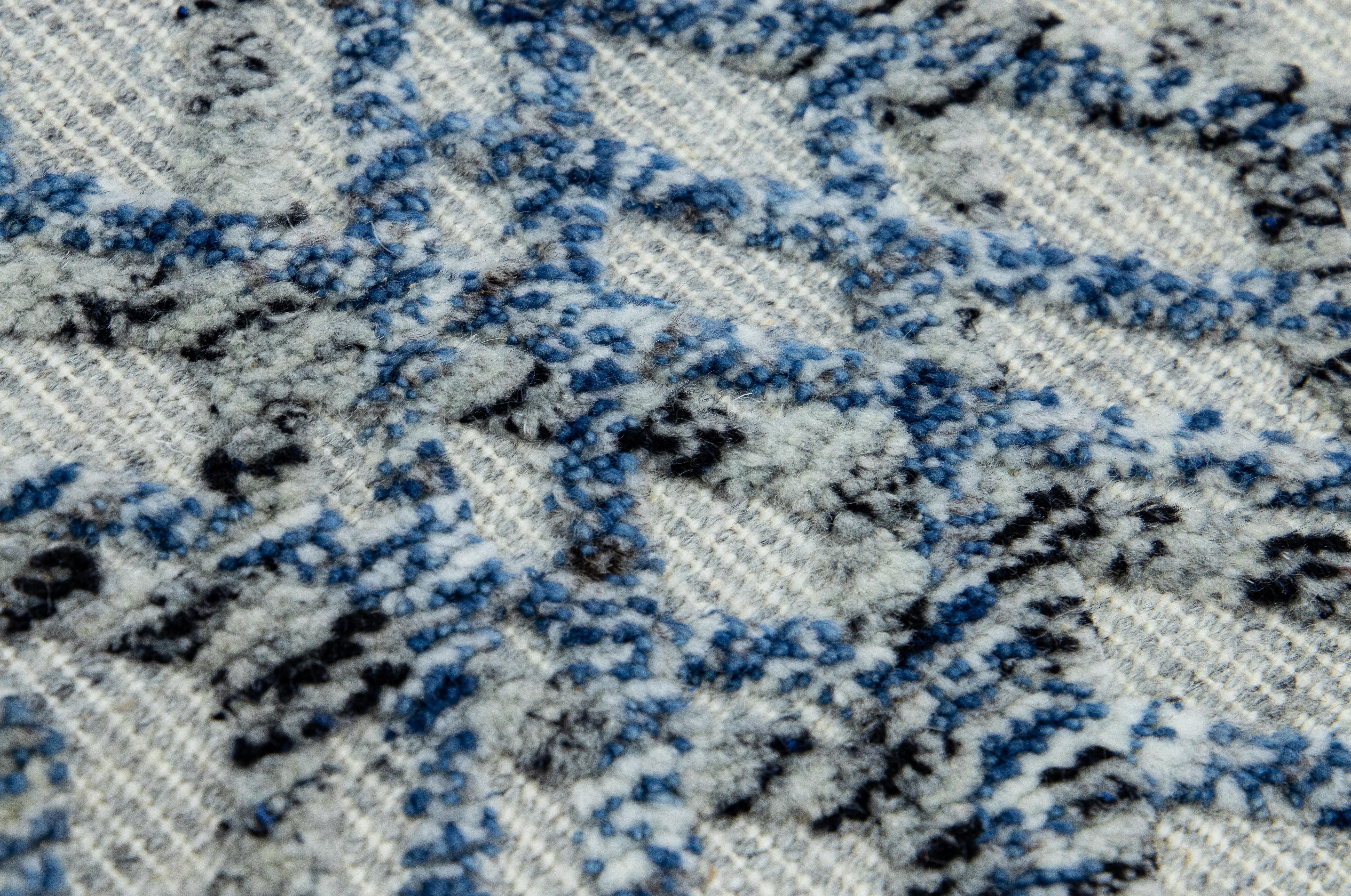 Organico moderno Tappeto in lana personalizzato argento/blu in stile marocchino moderno fatto a mano in vendita