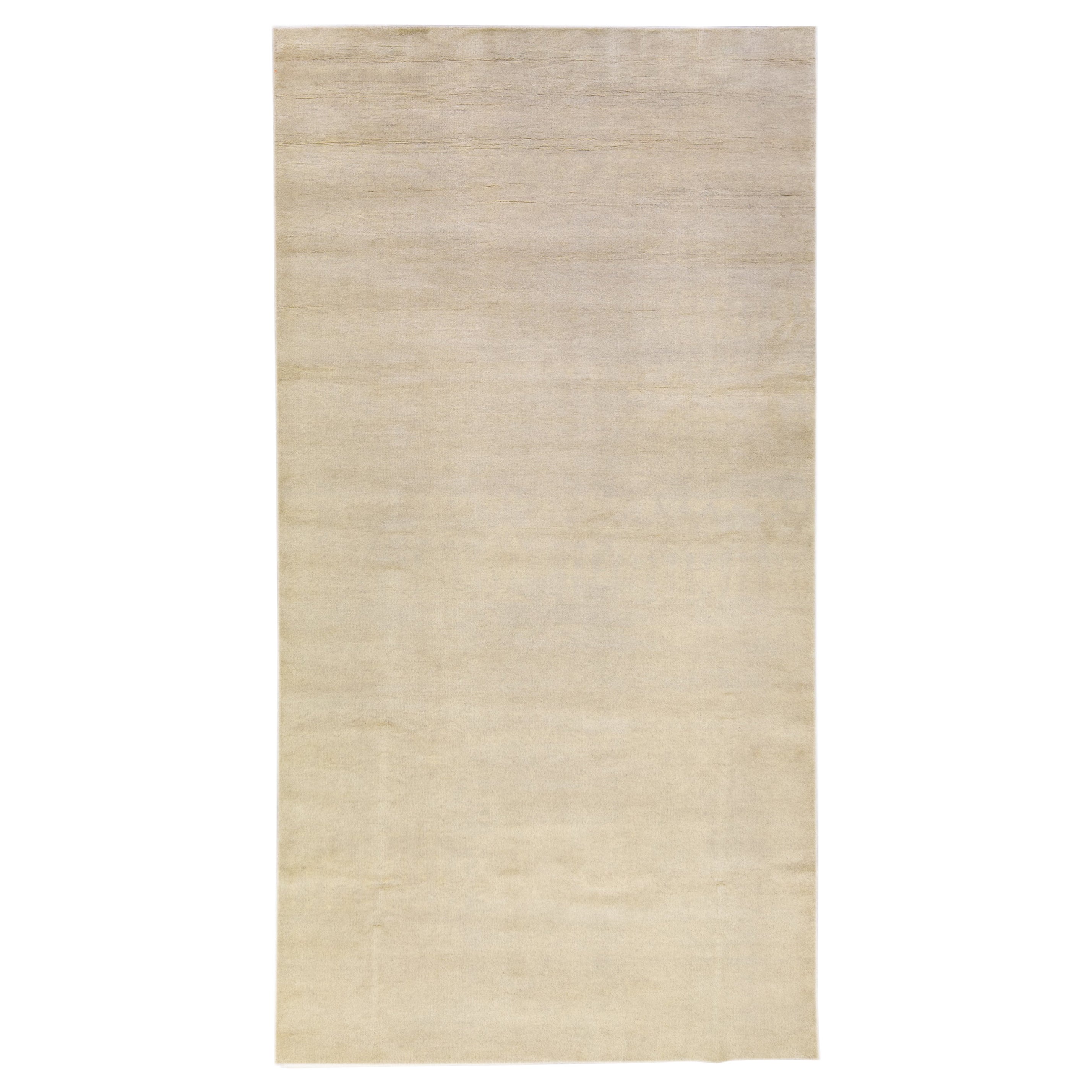 Tappeto moderno in stile marocchino fatto a mano in lana solida beige