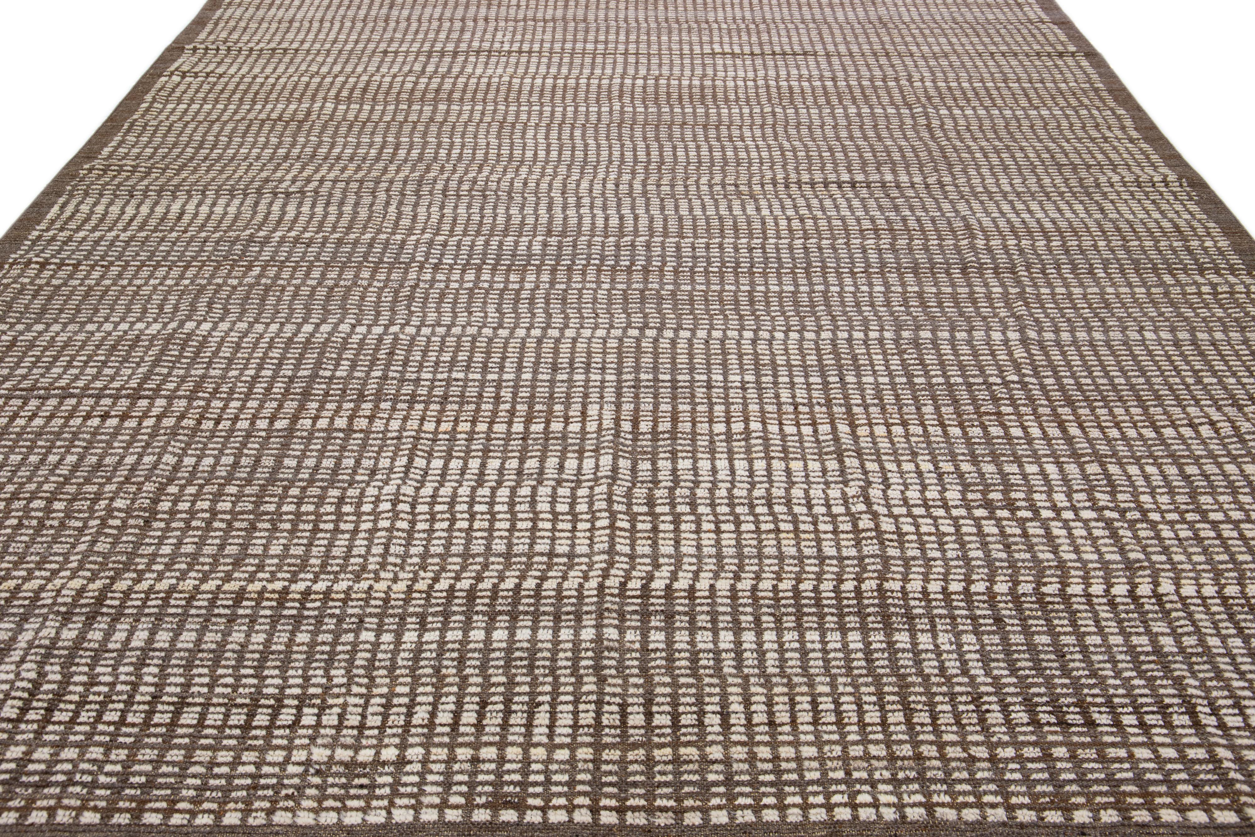 Moderner moderner handgefertigter brauner Wollteppich im marokkanischen Stil (Indisch) im Angebot