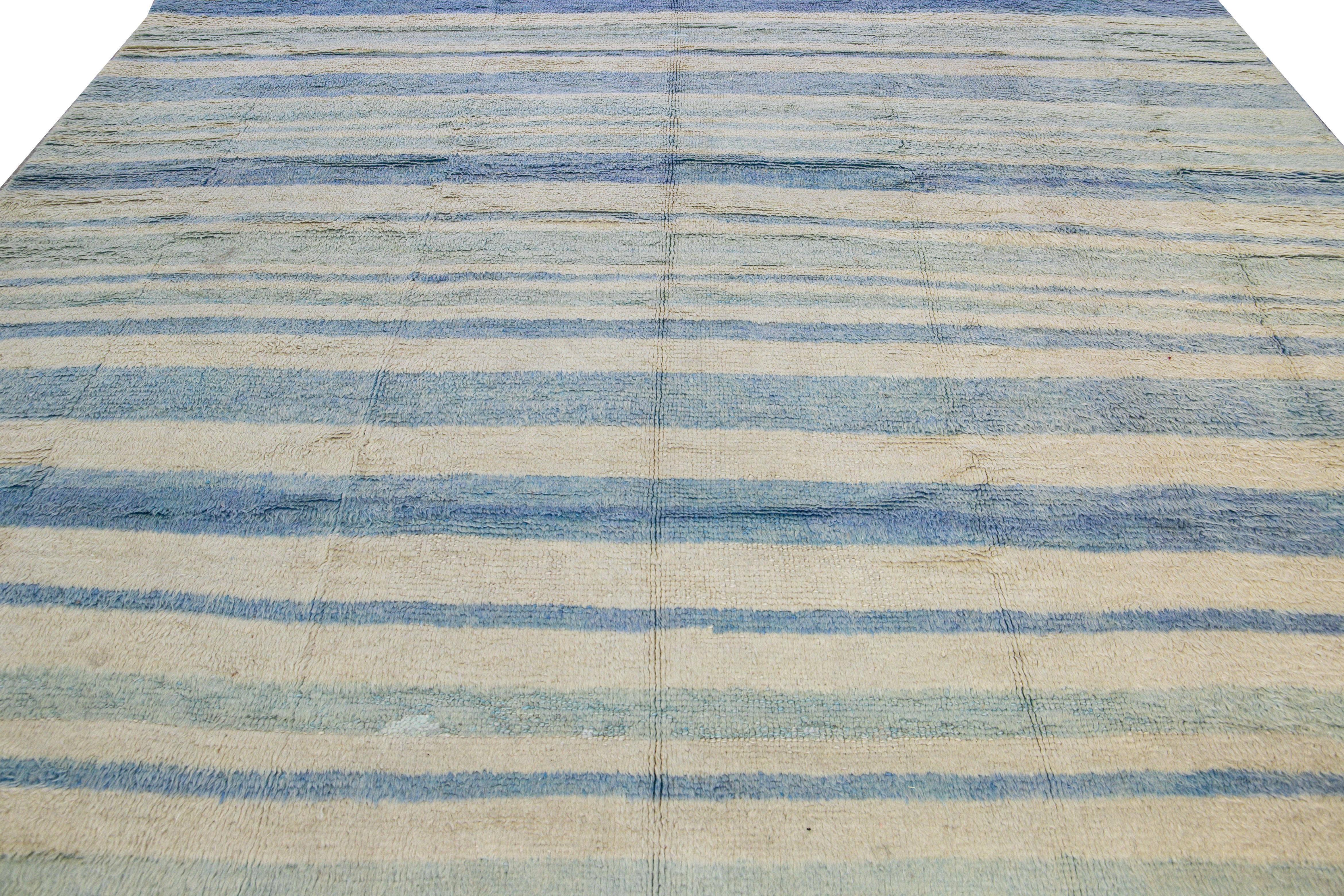 Bohème Tapis moderne de style marocain en laine ivoire et bleu à motif de rayures, fait à la main en vente