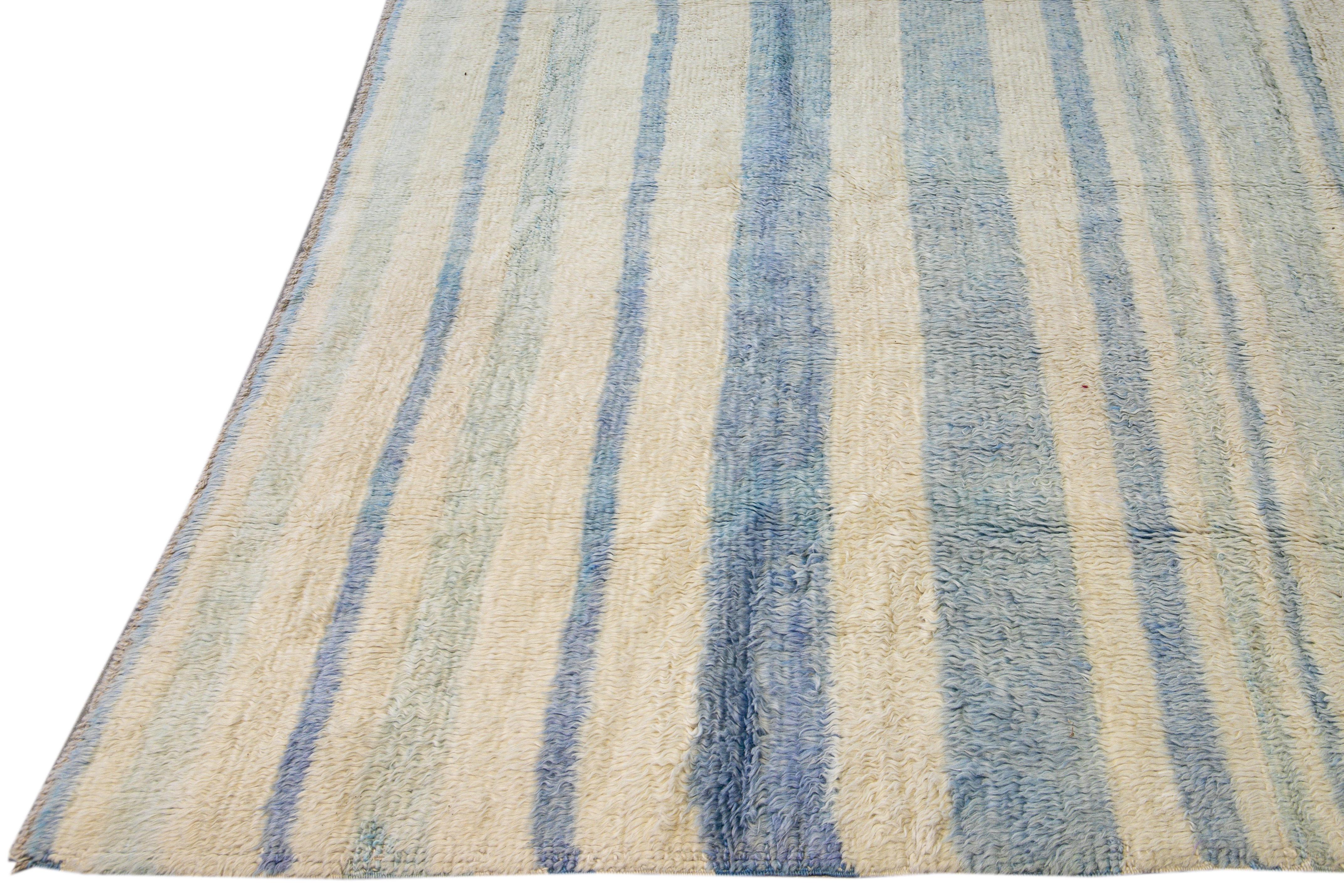 Afghan Tapis moderne de style marocain en laine ivoire et bleu à motif de rayures, fait à la main en vente