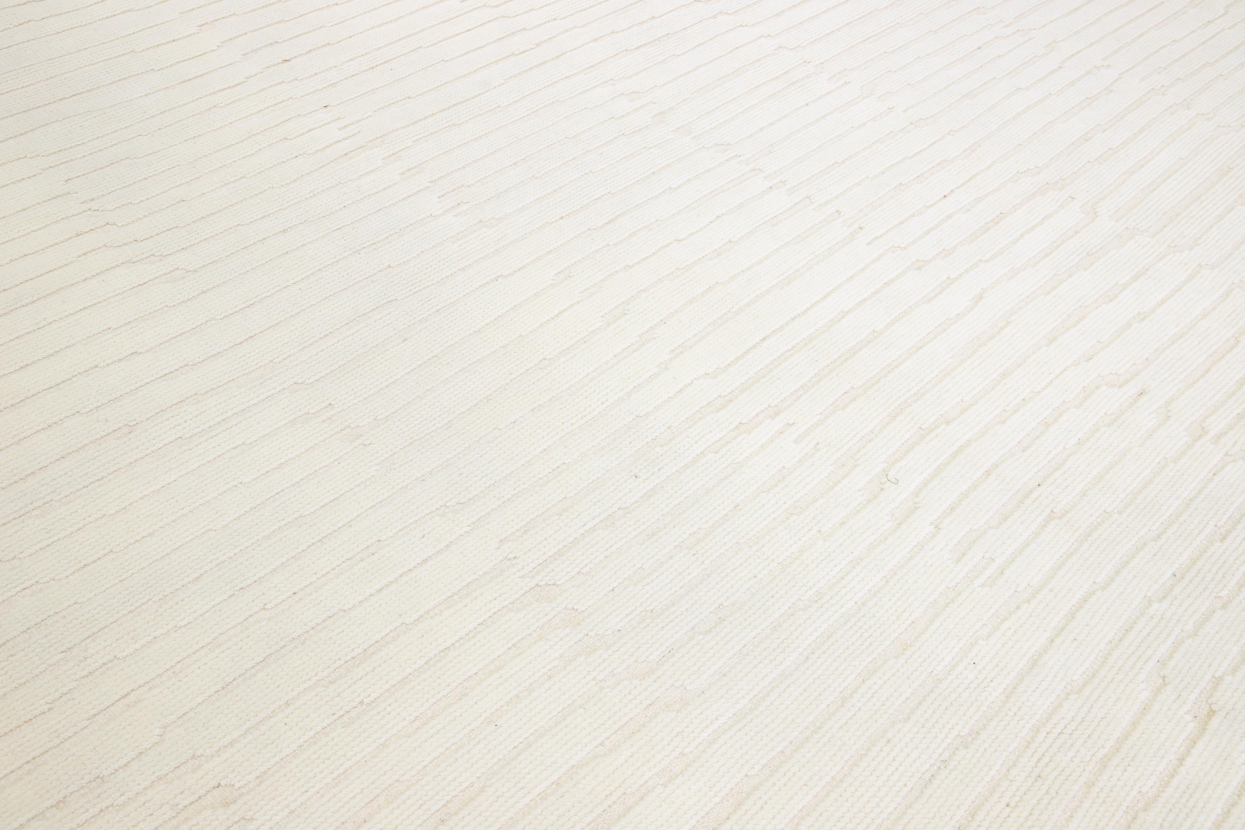 Tapis en laine beige rayé de style marocain moderne fait à la main en vente 2