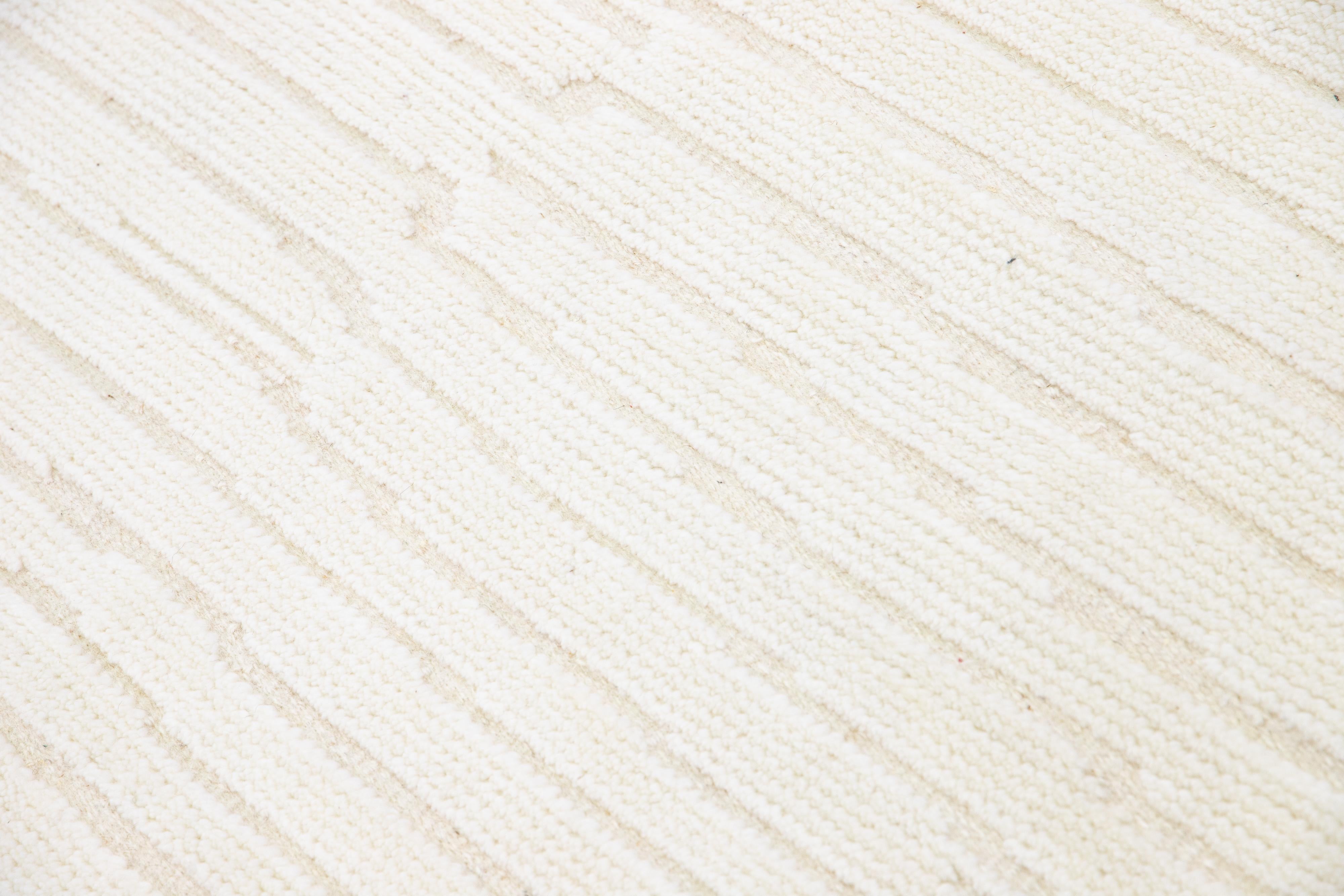 Tapis en laine beige rayé de style marocain moderne fait à la main en vente 3
