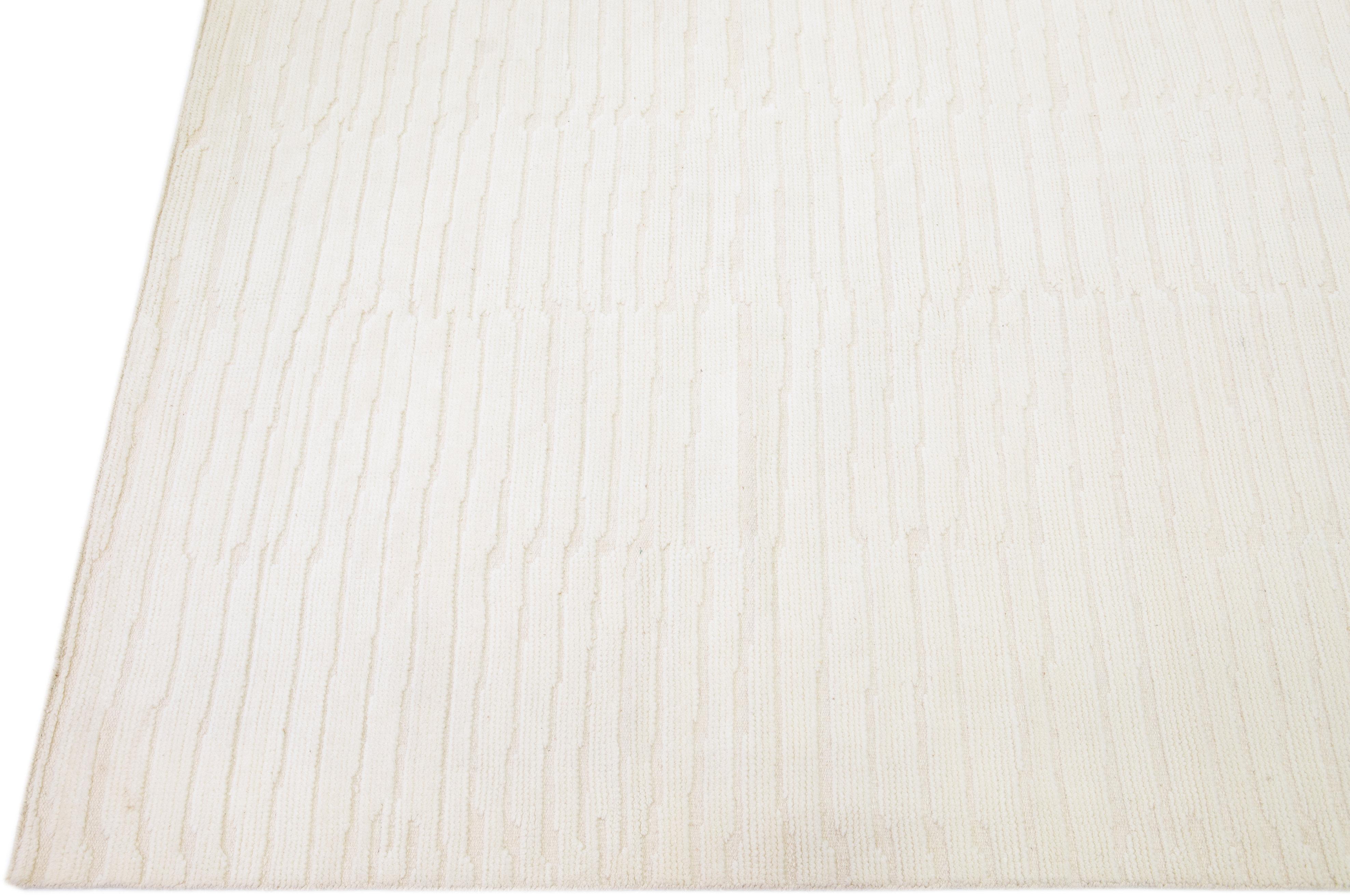 Indien Tapis en laine beige rayé de style marocain moderne fait à la main en vente