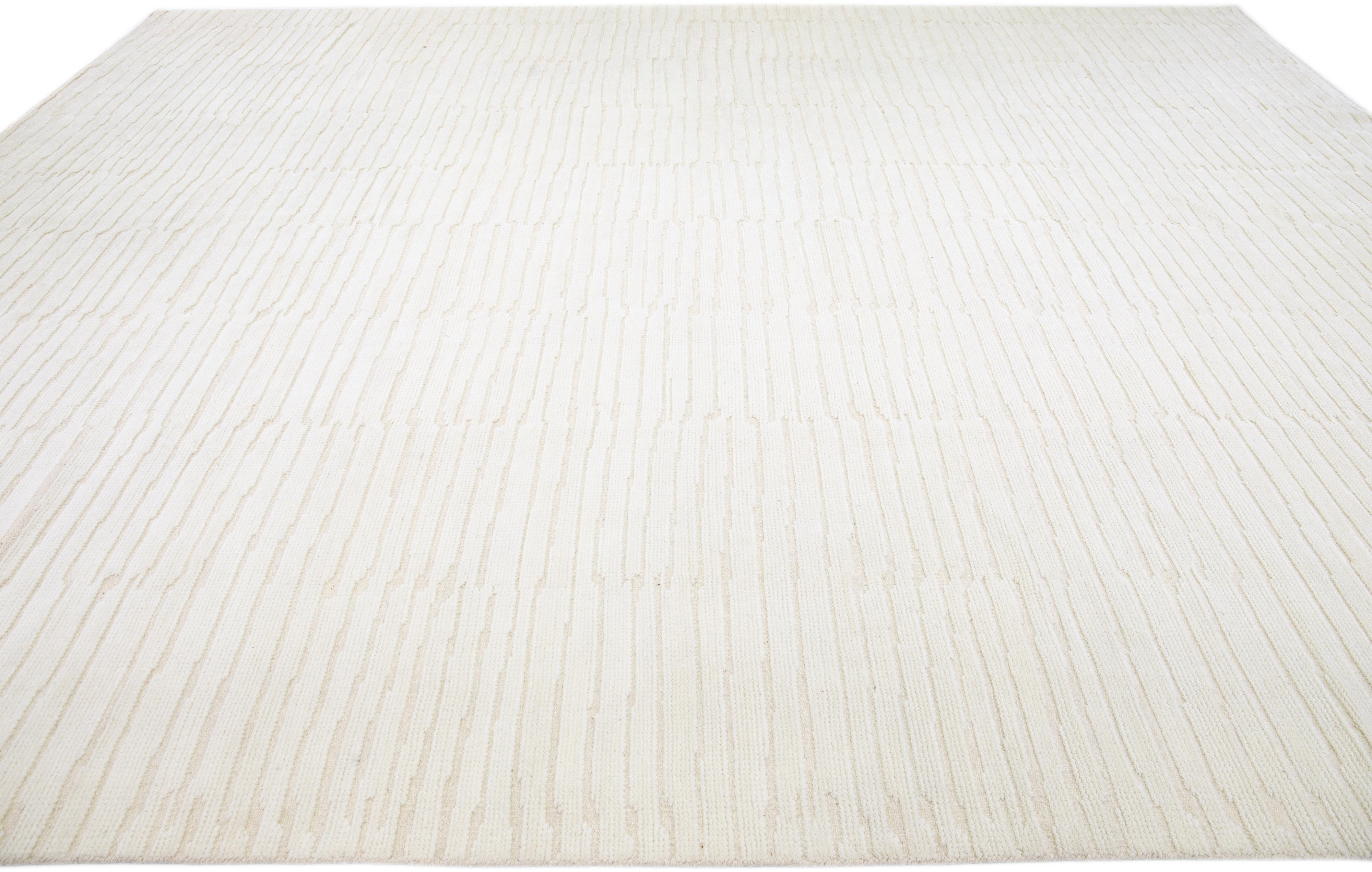 Noué à la main Tapis en laine beige rayé de style marocain moderne fait à la main en vente