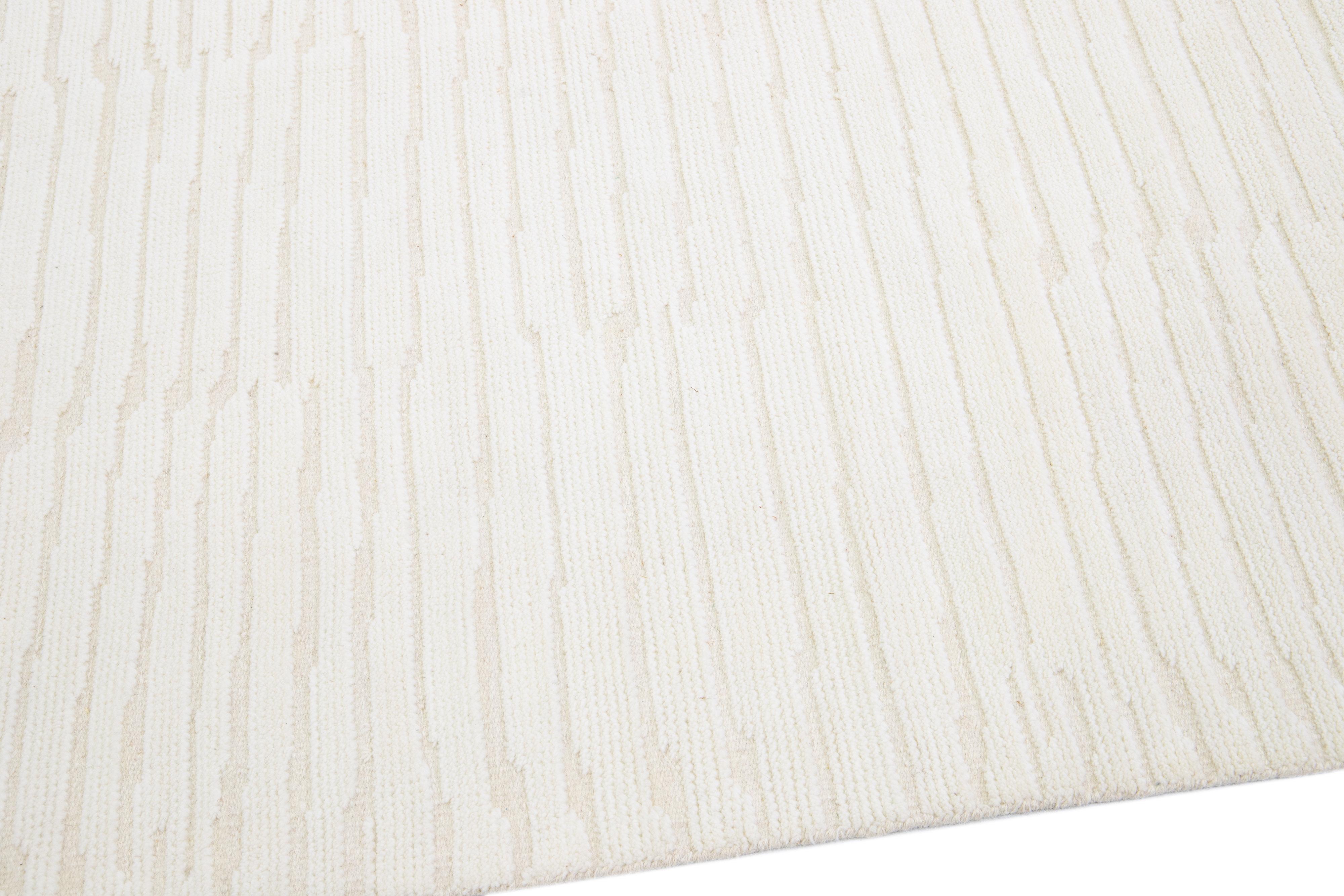 Tapis en laine beige rayé de style marocain moderne fait à la main Neuf - En vente à Norwalk, CT
