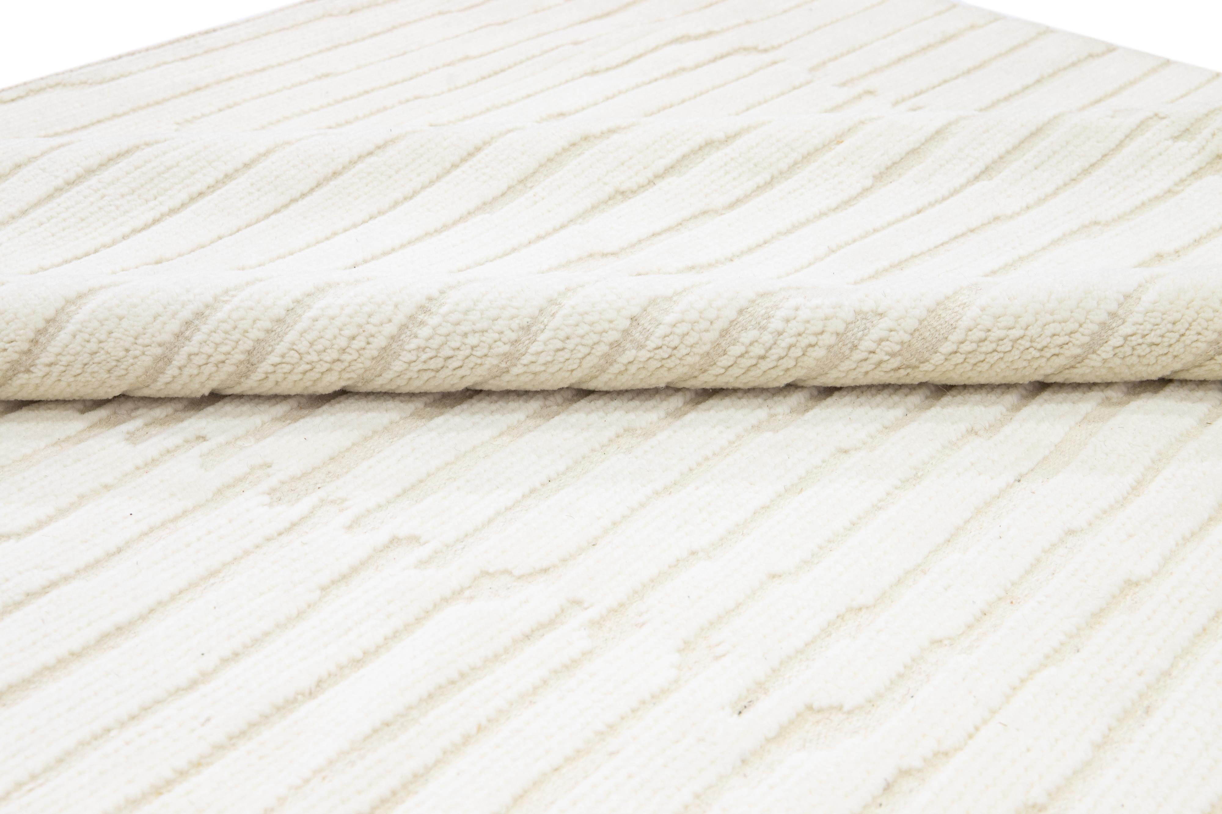 XXIe siècle et contemporain Tapis en laine beige rayé de style marocain moderne fait à la main en vente