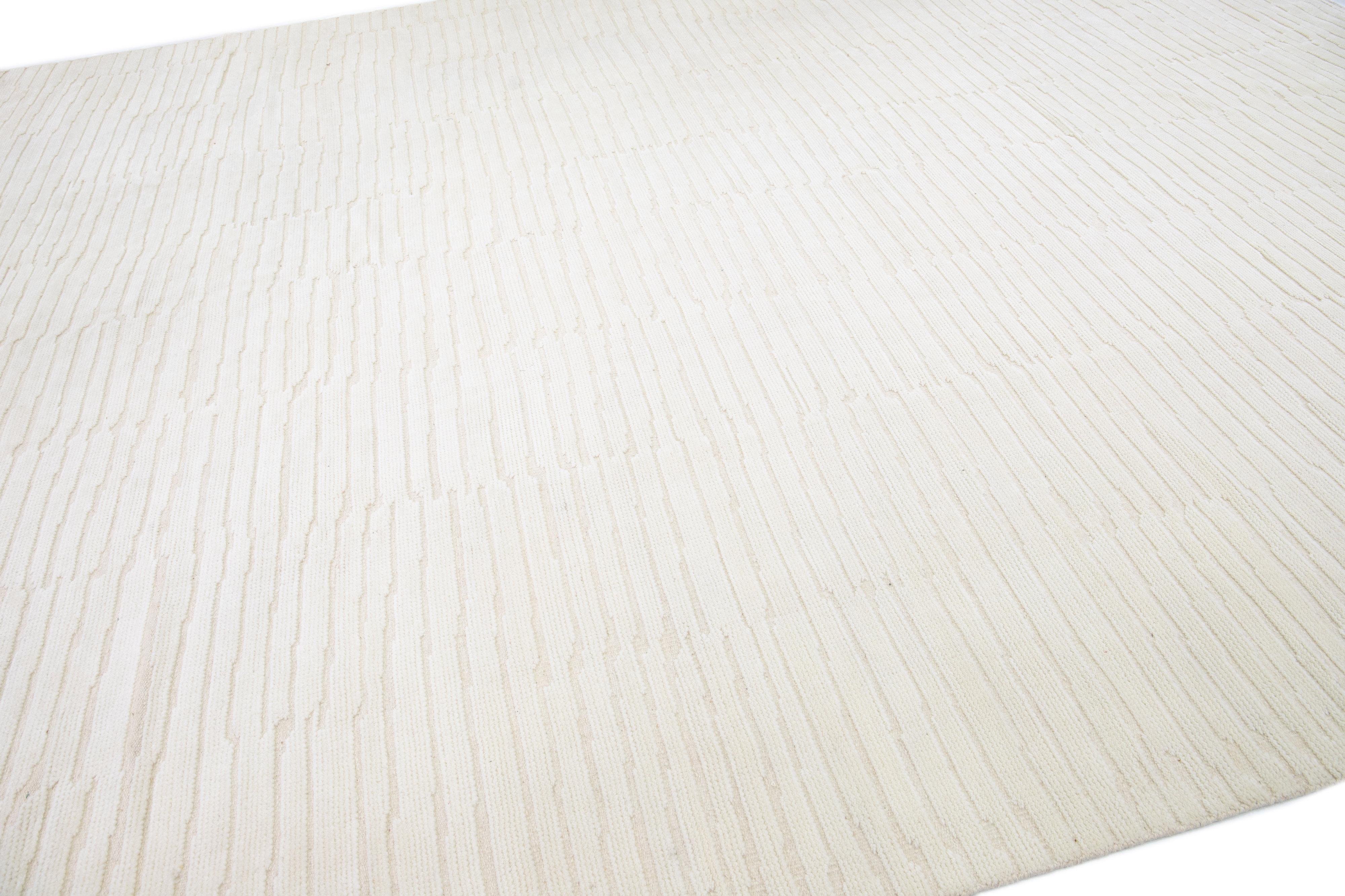 Laine Tapis en laine beige rayé de style marocain moderne fait à la main en vente