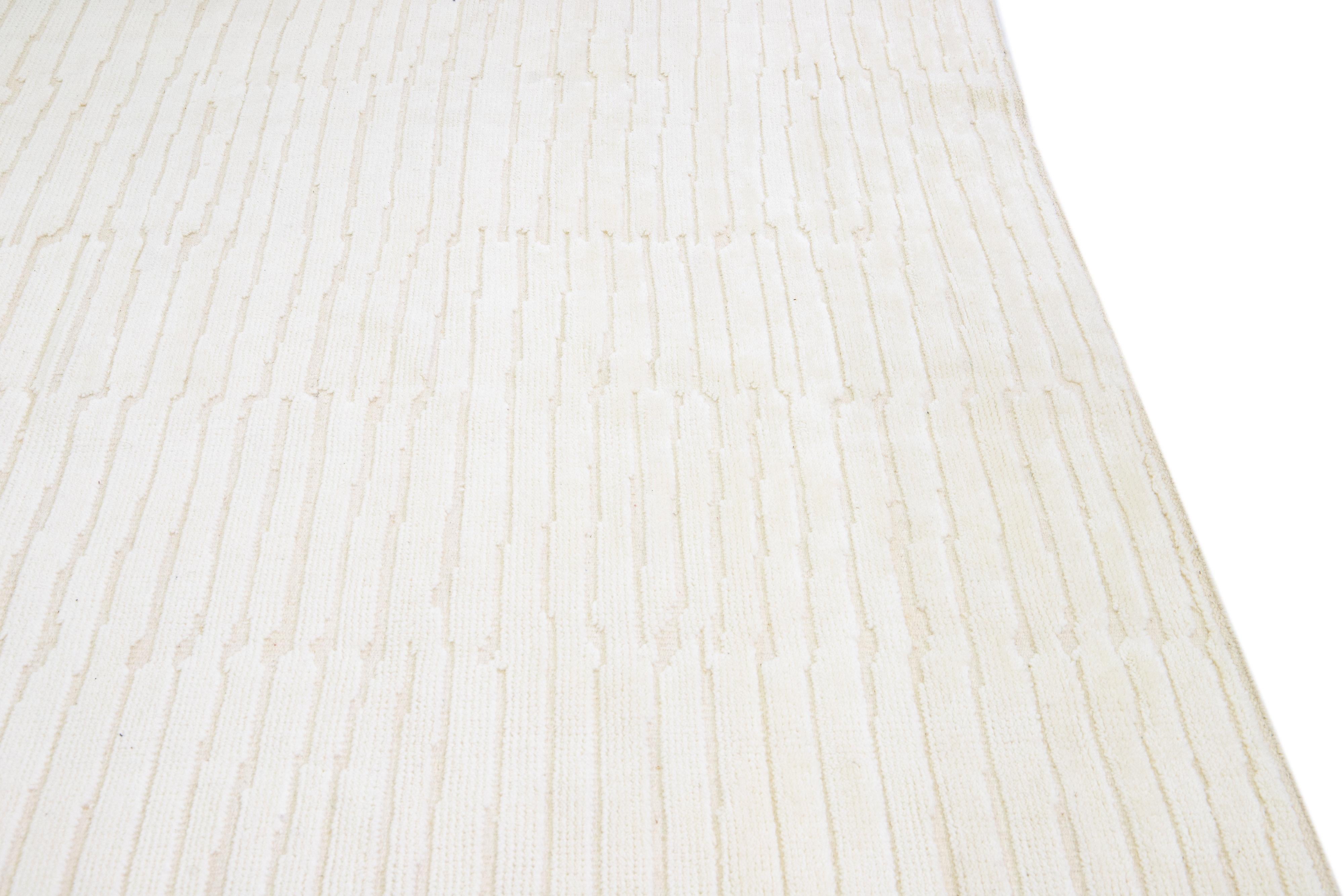 Tapis en laine beige rayé de style marocain moderne fait à la main en vente 1