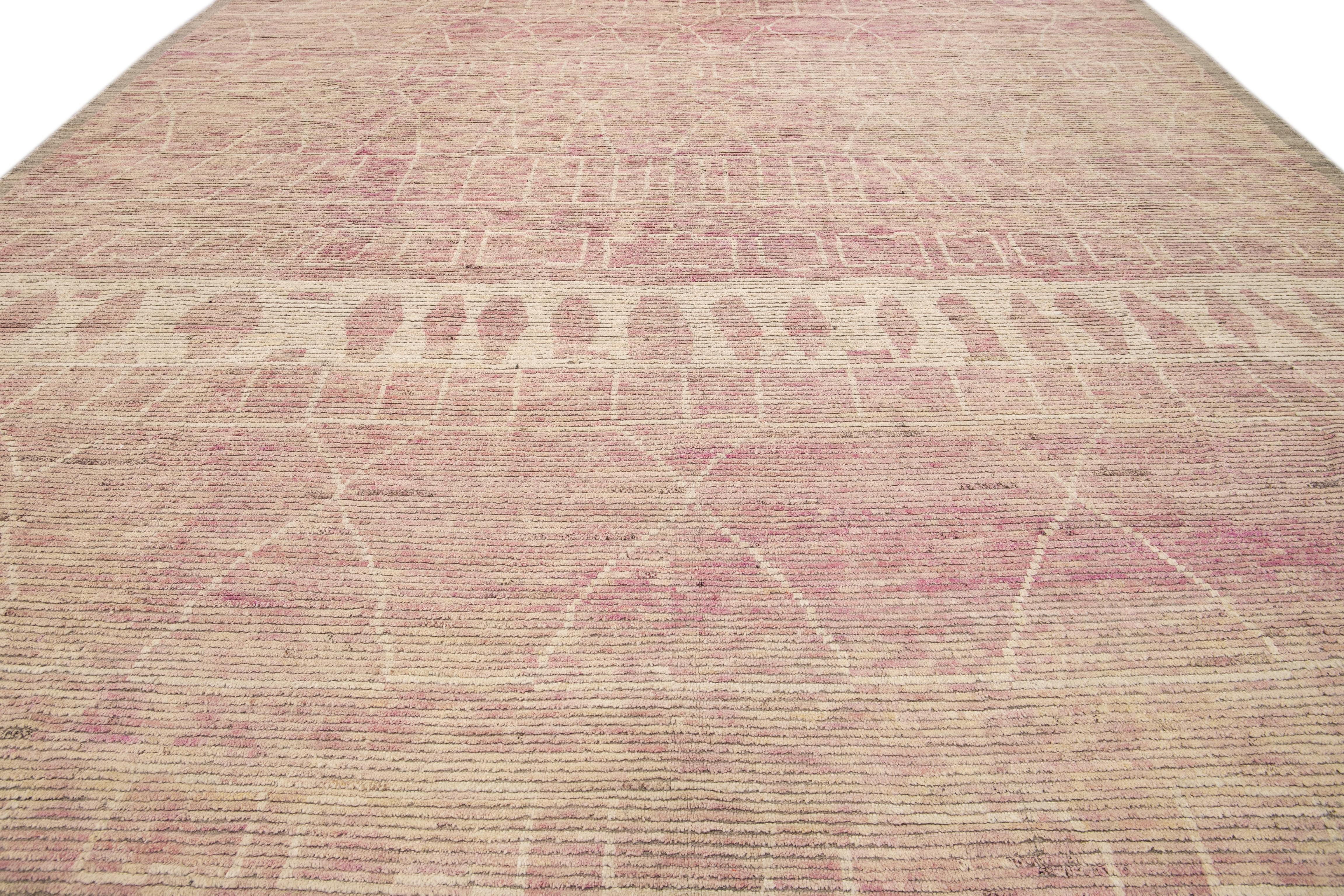 Bohème Tapis en laine bohème moderne de style marocain fait à la main, beige et rose, de style tribal, surdimensionné en vente
