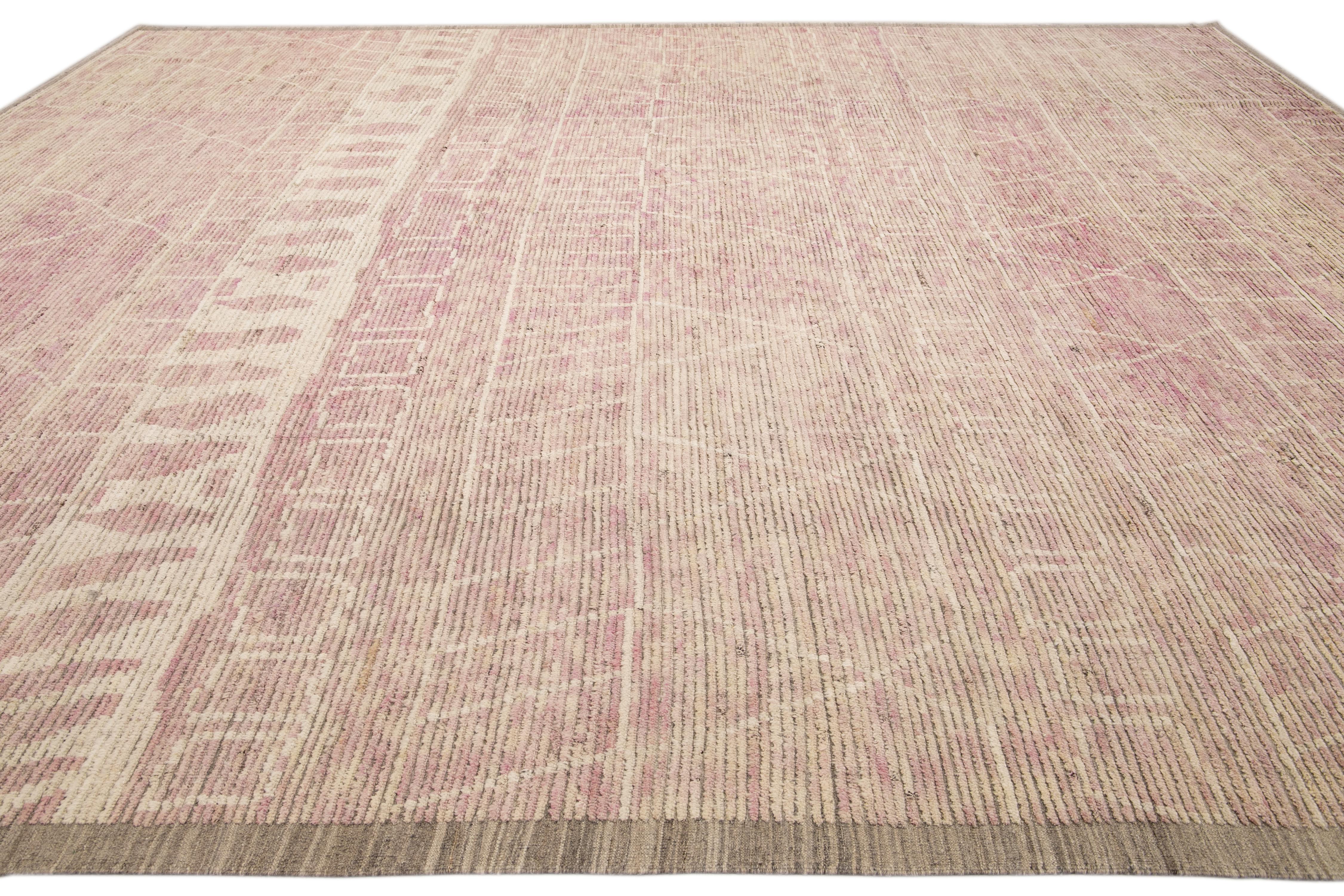 Noué à la main Tapis en laine bohème moderne de style marocain fait à la main, beige et rose, de style tribal, surdimensionné en vente