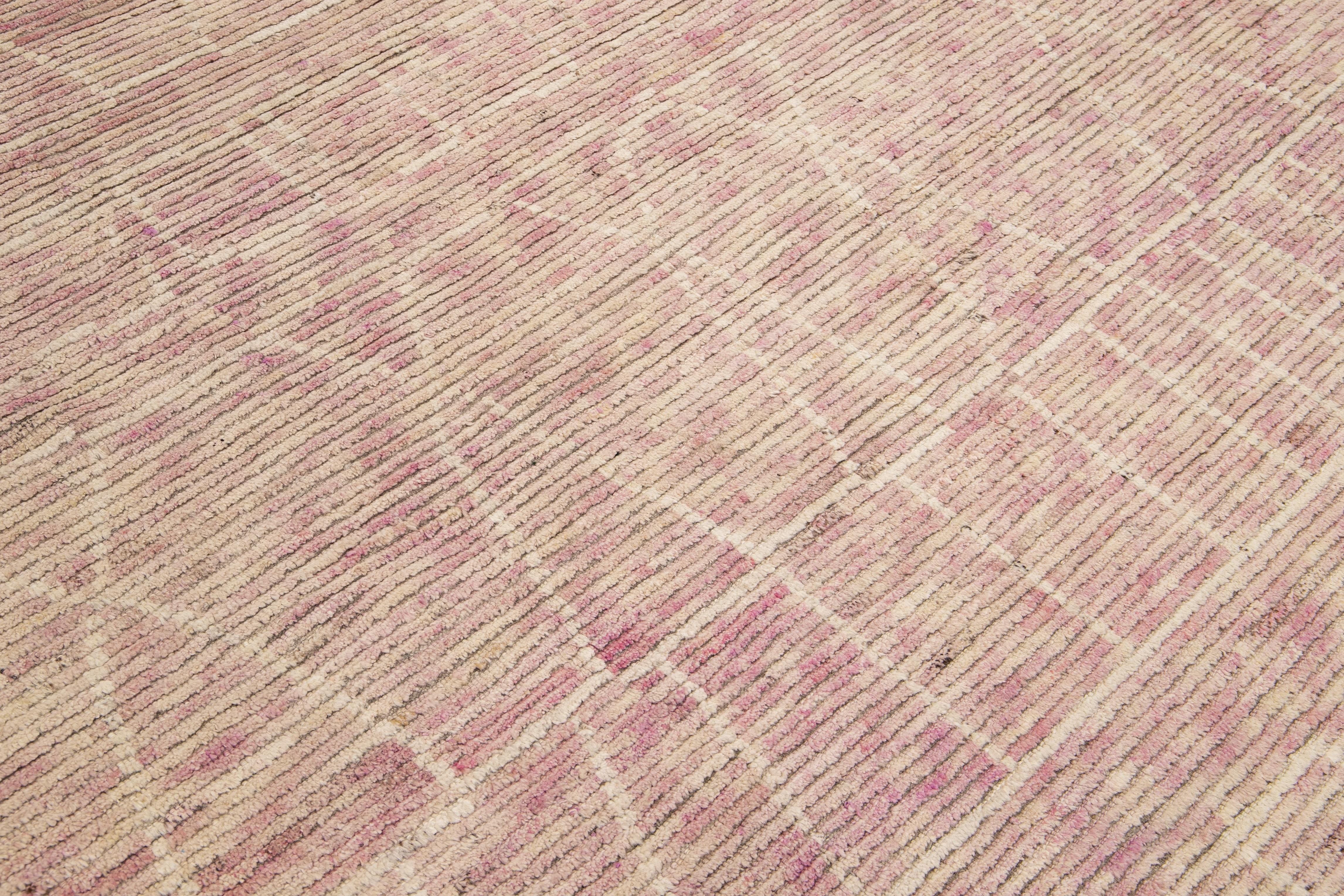 Tapis en laine bohème moderne de style marocain fait à la main, beige et rose, de style tribal, surdimensionné Neuf - En vente à Norwalk, CT