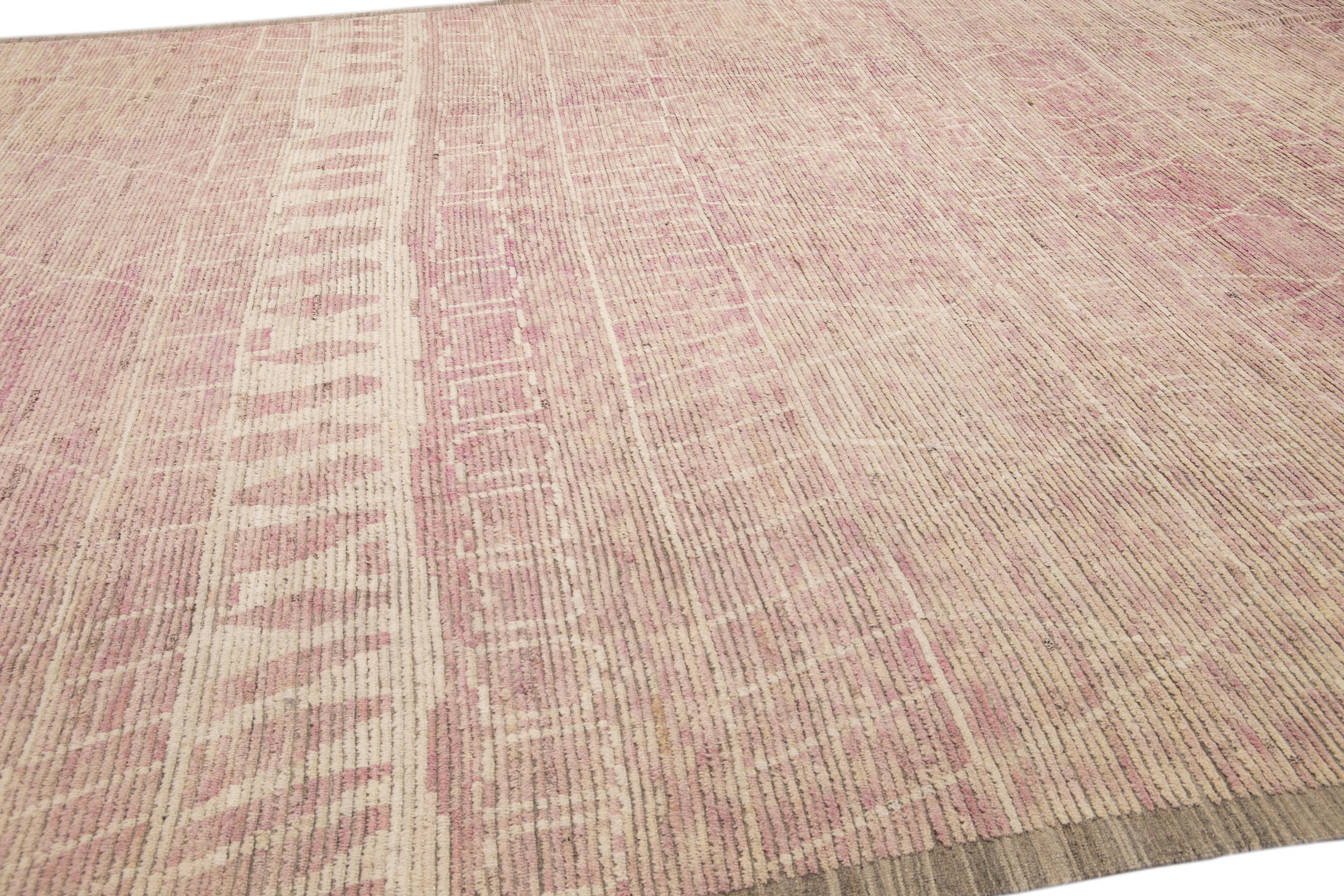 Laine Tapis en laine bohème moderne de style marocain fait à la main, beige et rose, de style tribal, surdimensionné en vente