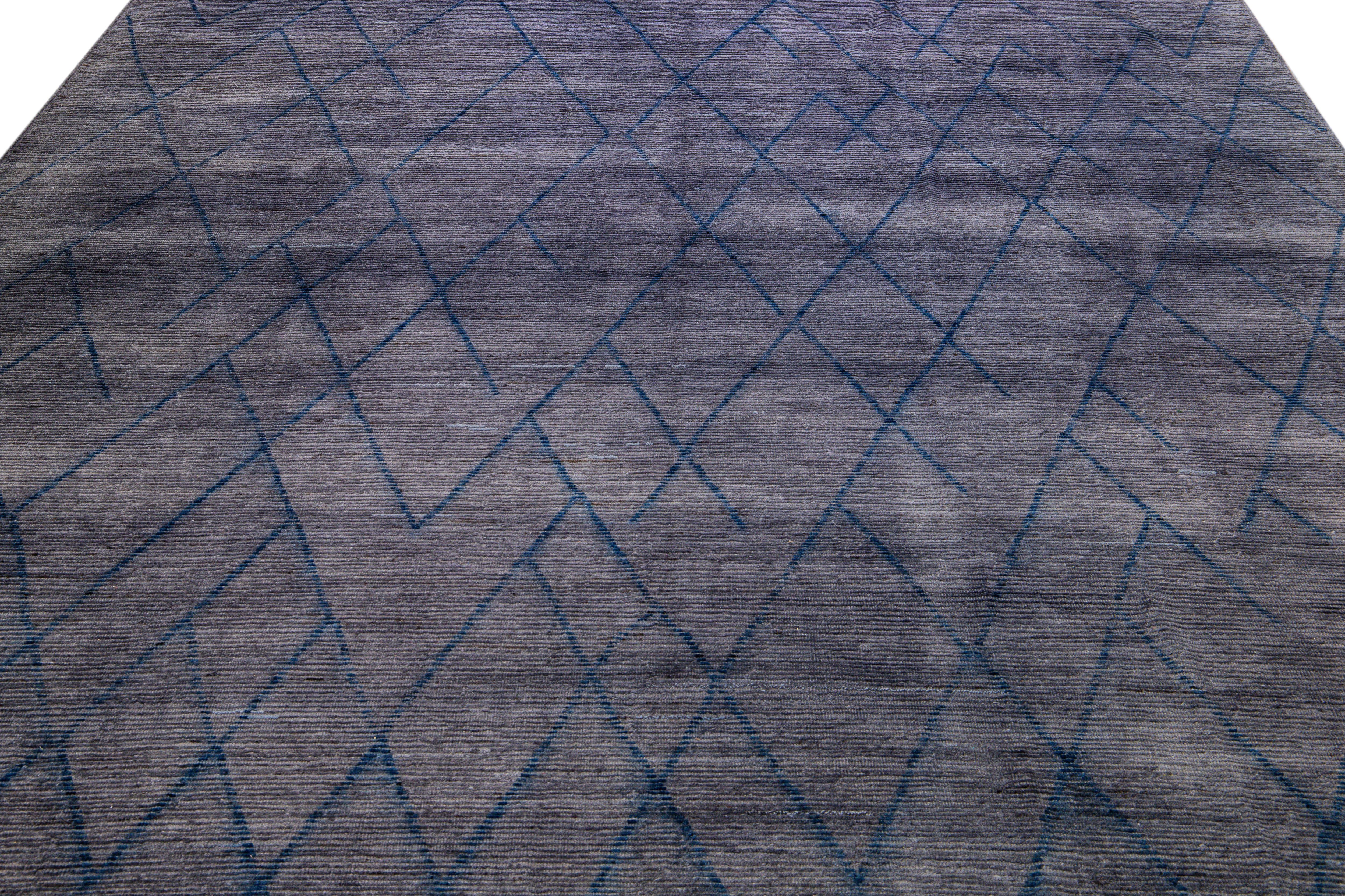 Bohème Tapis en laine gris surdimensionné de style marocain moderne et tribal fait à la main en vente