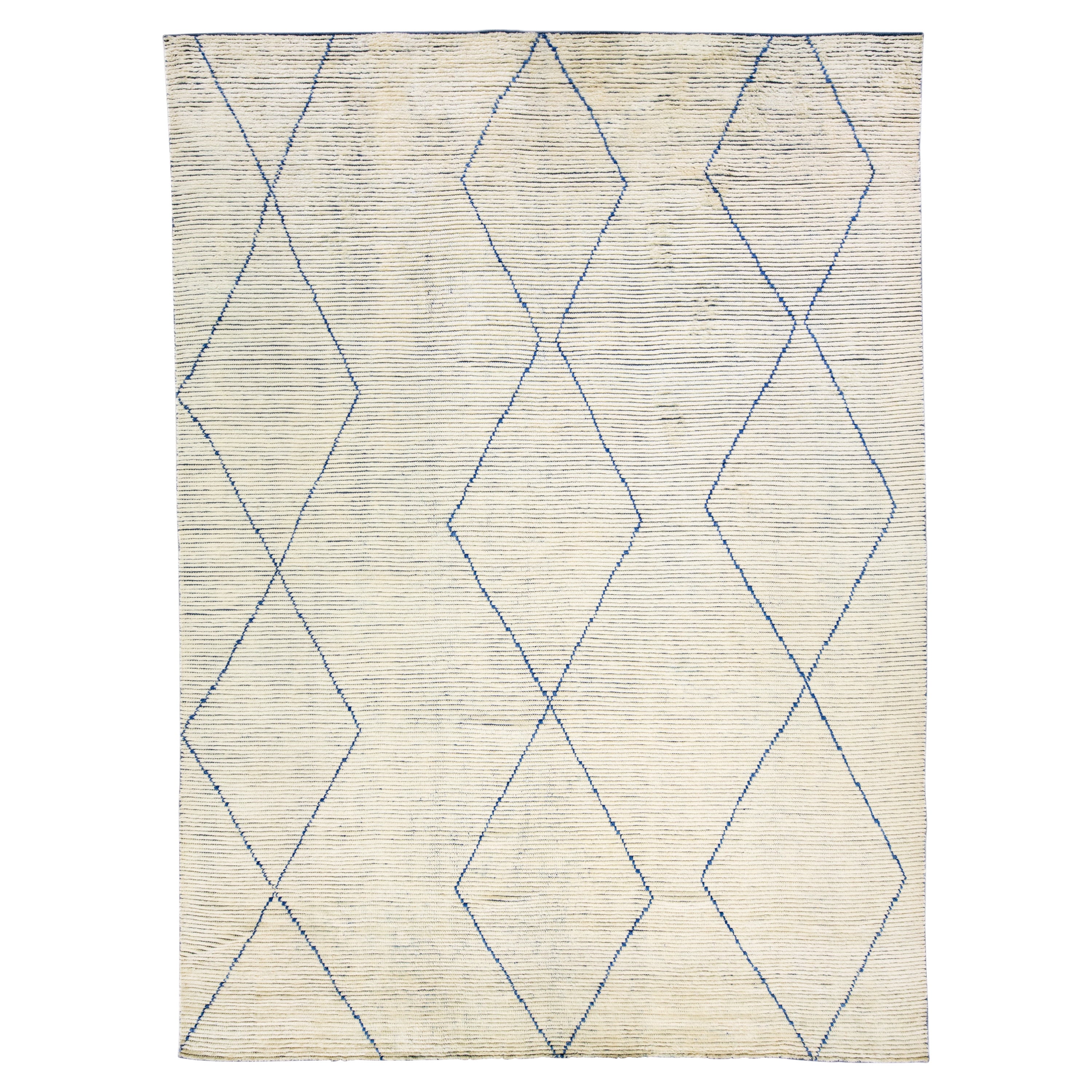 Tapis moderne marocain en laine ivoire à motifs tribaux faits à la main par Apadana en vente