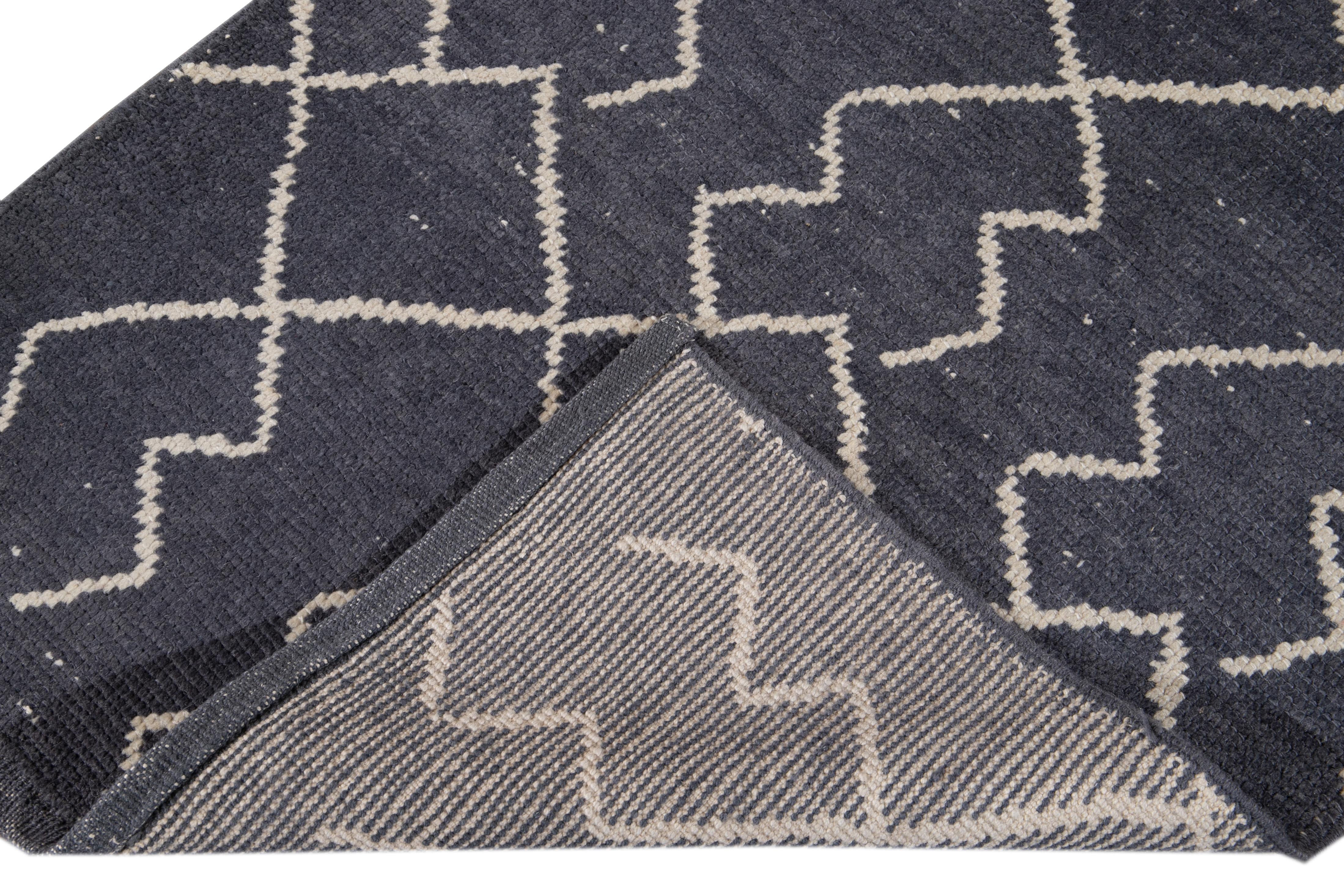 Schöner zeitgenössischer Läufer im marokkanischen Stil aus handgeknüpfter Wolle mit einem marineblauen Feld. Dieser moderne Teppich hat einen elfenbeinfarbenen Akzent in einem prächtigen geometrischen Stammesmuster.

Dieser Teppich misst: 3' x