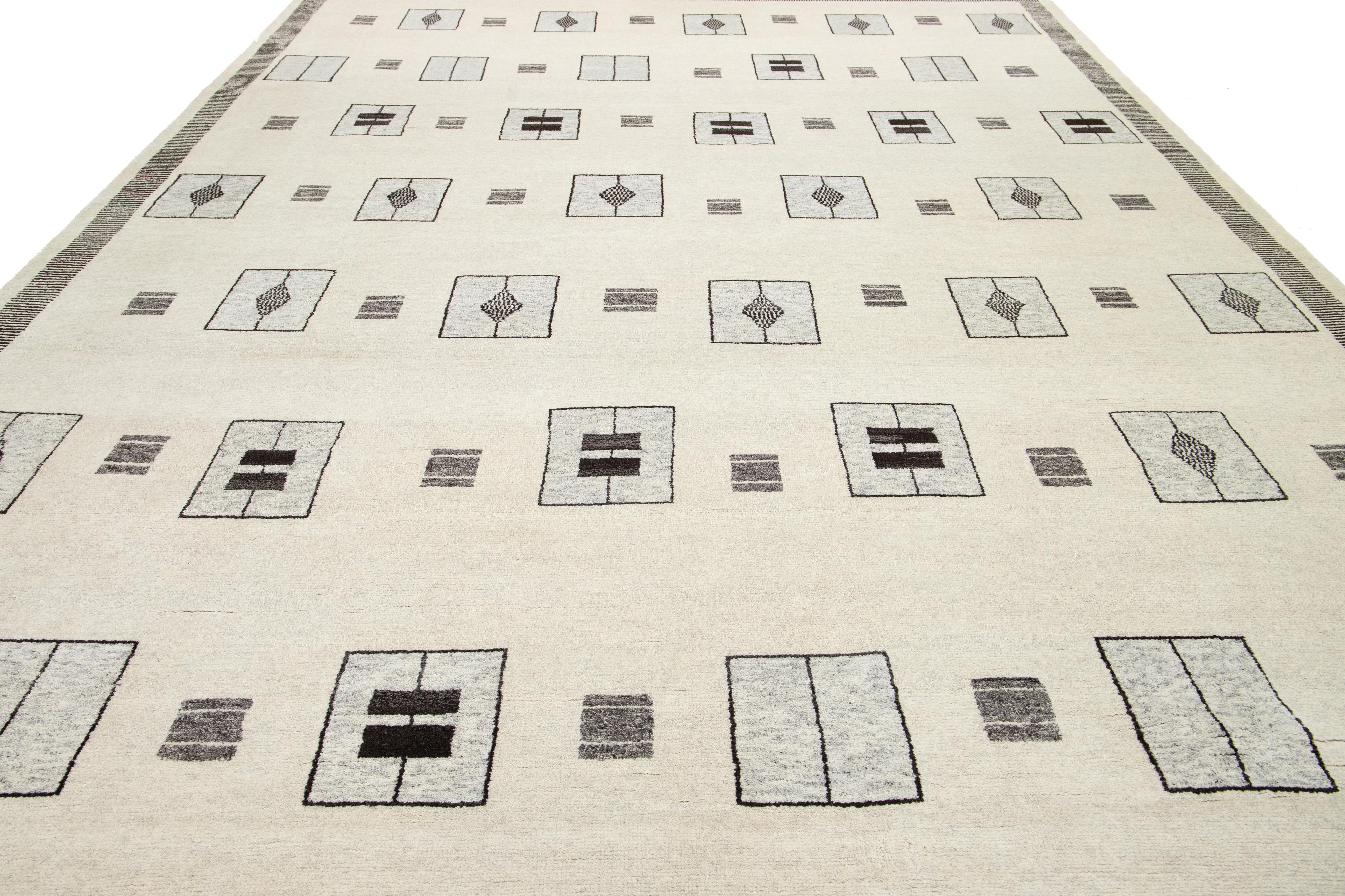 Tapis moderne marocain en laine fait à la main beige par Apadana en vente 2