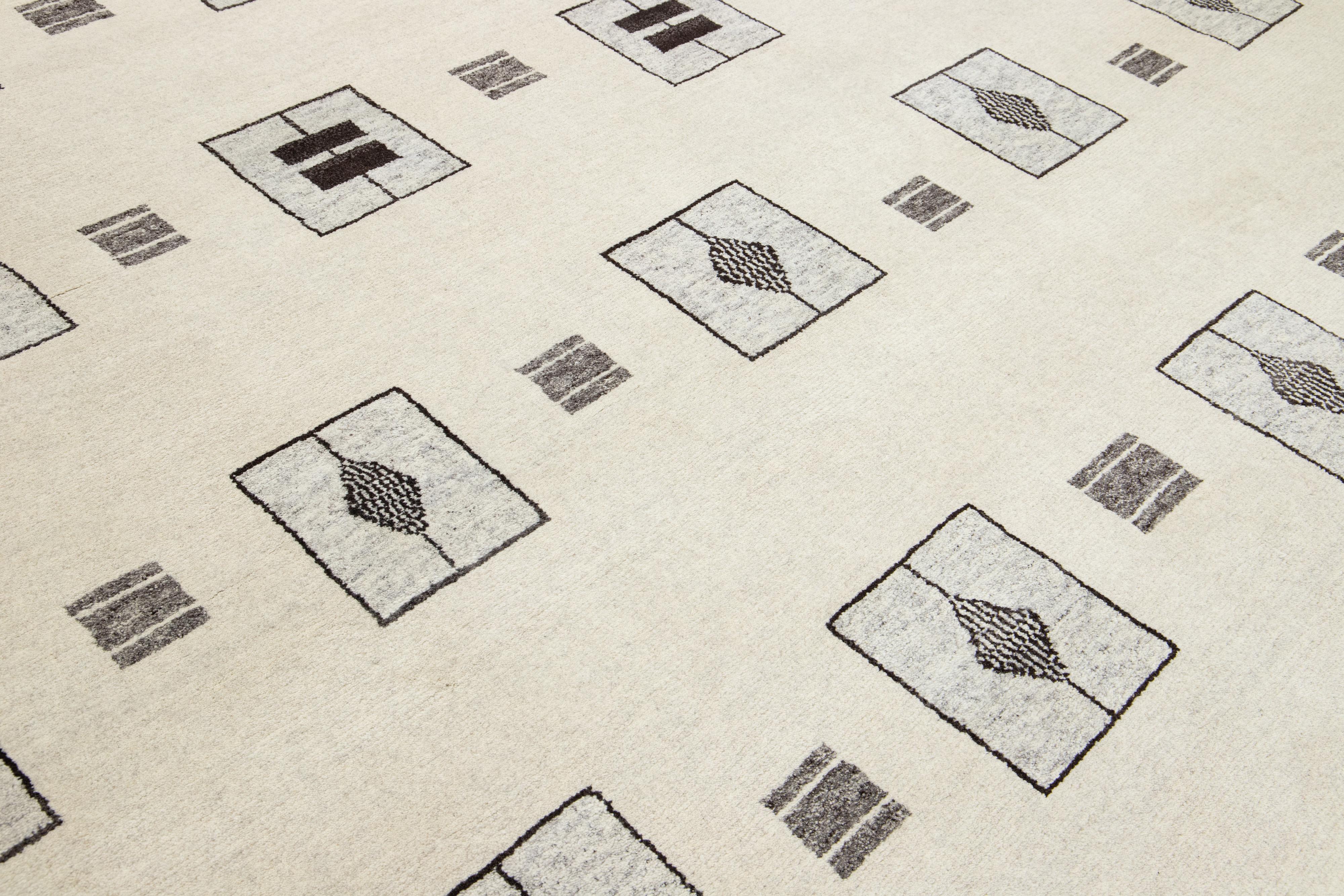 Tapis moderne marocain en laine fait à la main beige par Apadana en vente 3