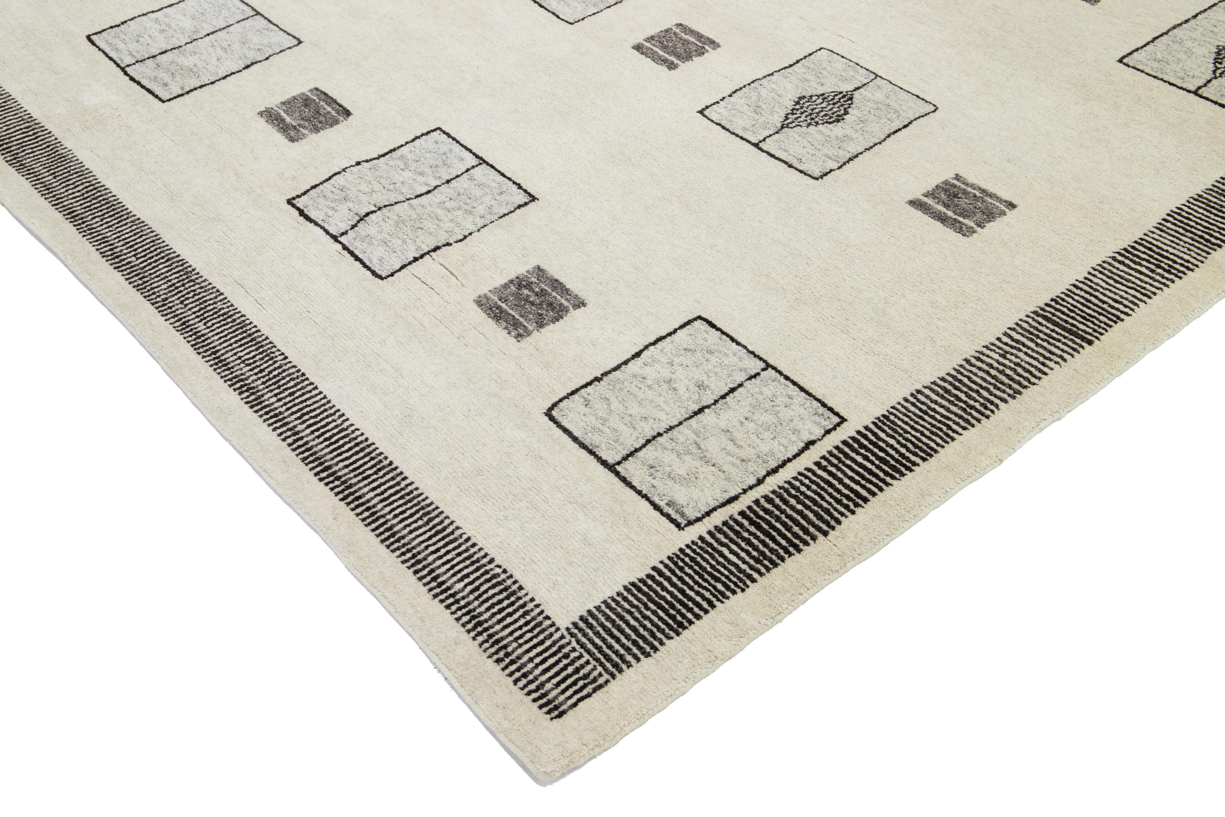 Tapis moderne marocain en laine fait à la main beige par Apadana en vente 4
