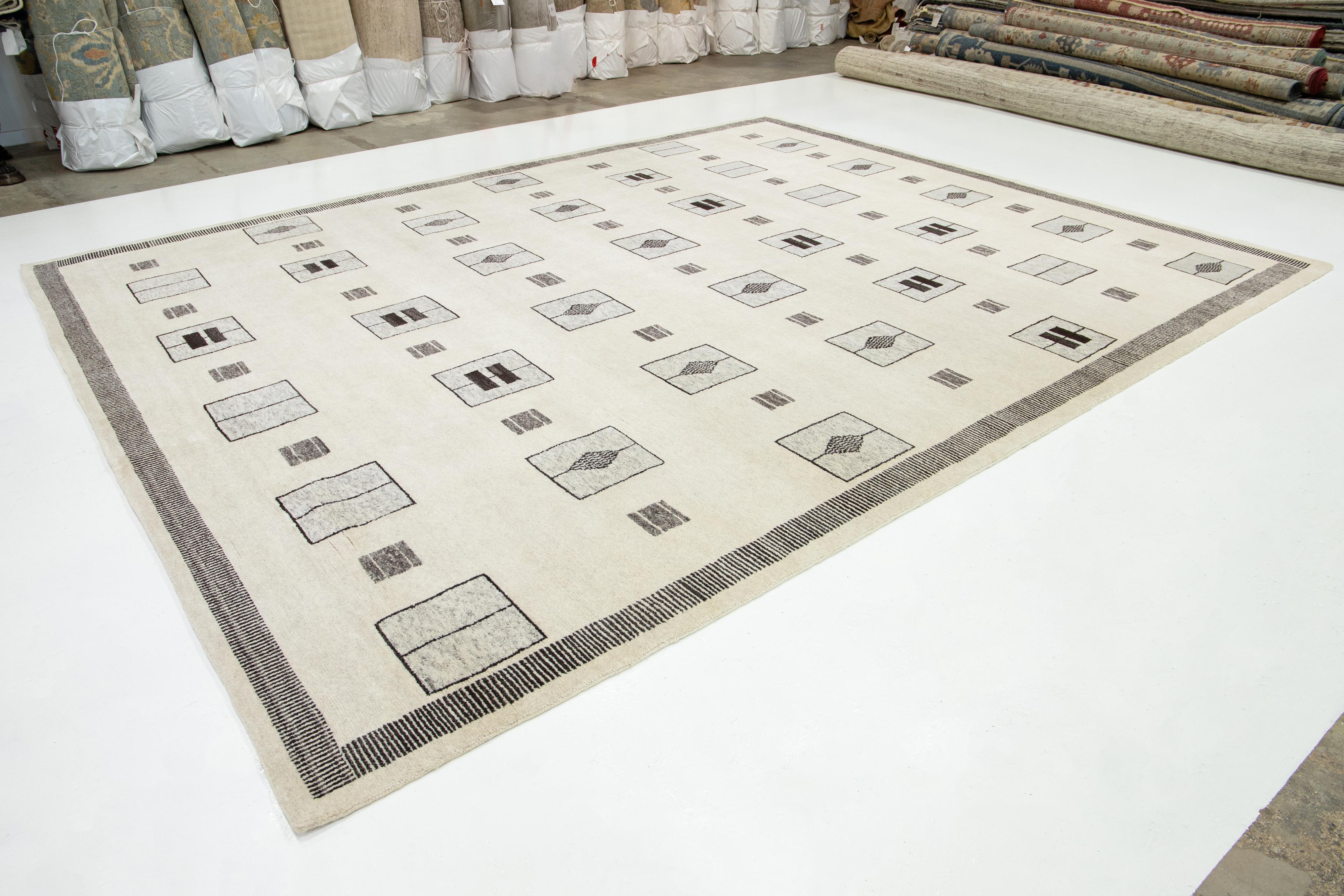 Organique Tapis moderne marocain en laine fait à la main beige par Apadana en vente