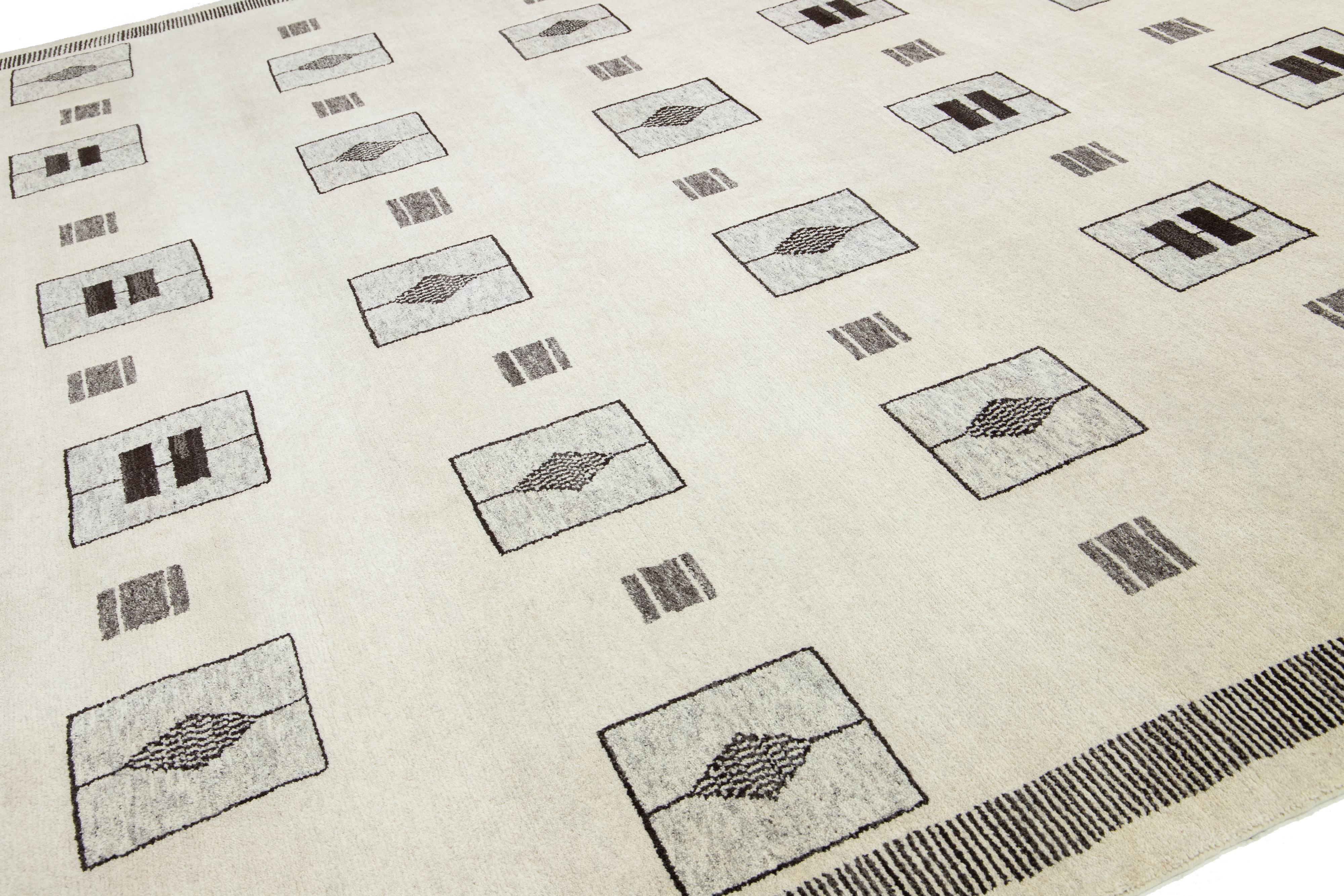 Indien Tapis moderne marocain en laine fait à la main beige par Apadana en vente