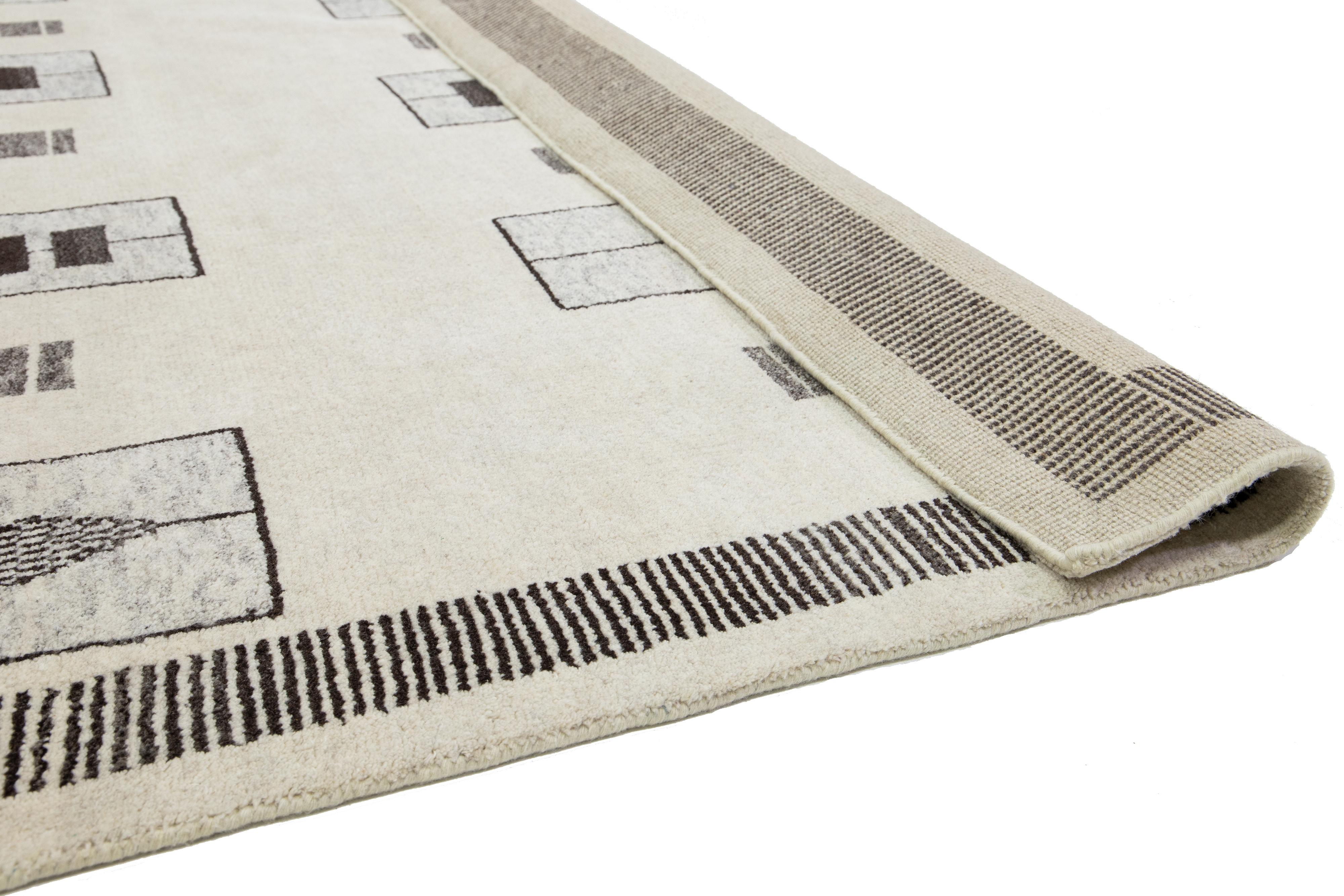 Noué à la main Tapis moderne marocain en laine fait à la main beige par Apadana en vente