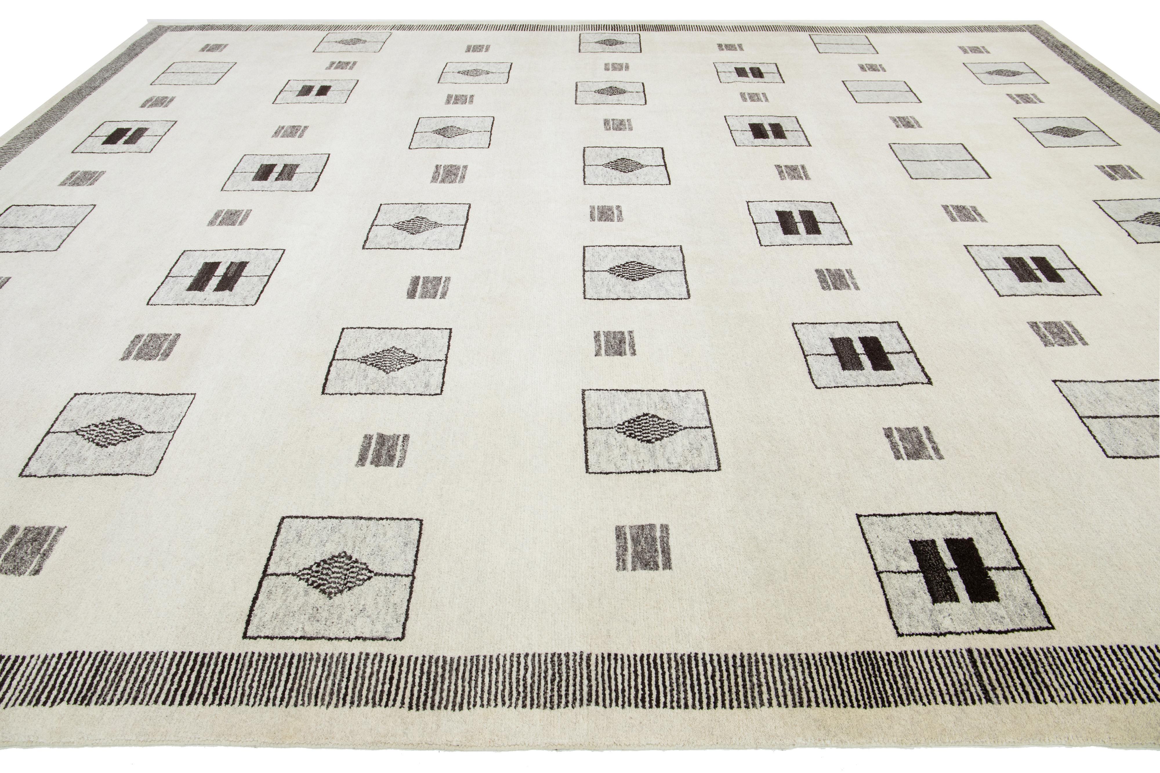 Tapis moderne marocain en laine fait à la main beige par Apadana Neuf - En vente à Norwalk, CT