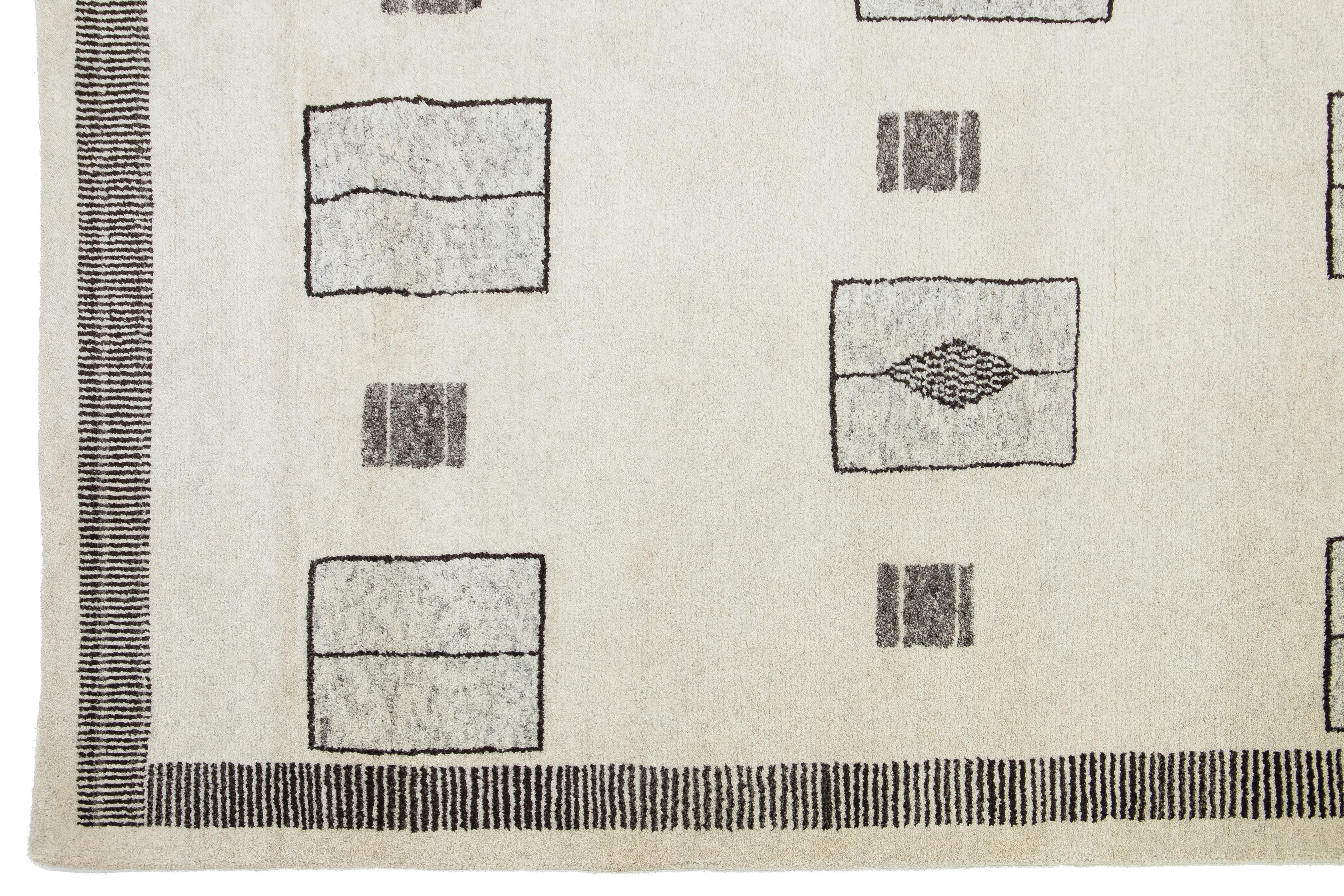 Laine Tapis moderne marocain en laine fait à la main beige par Apadana en vente