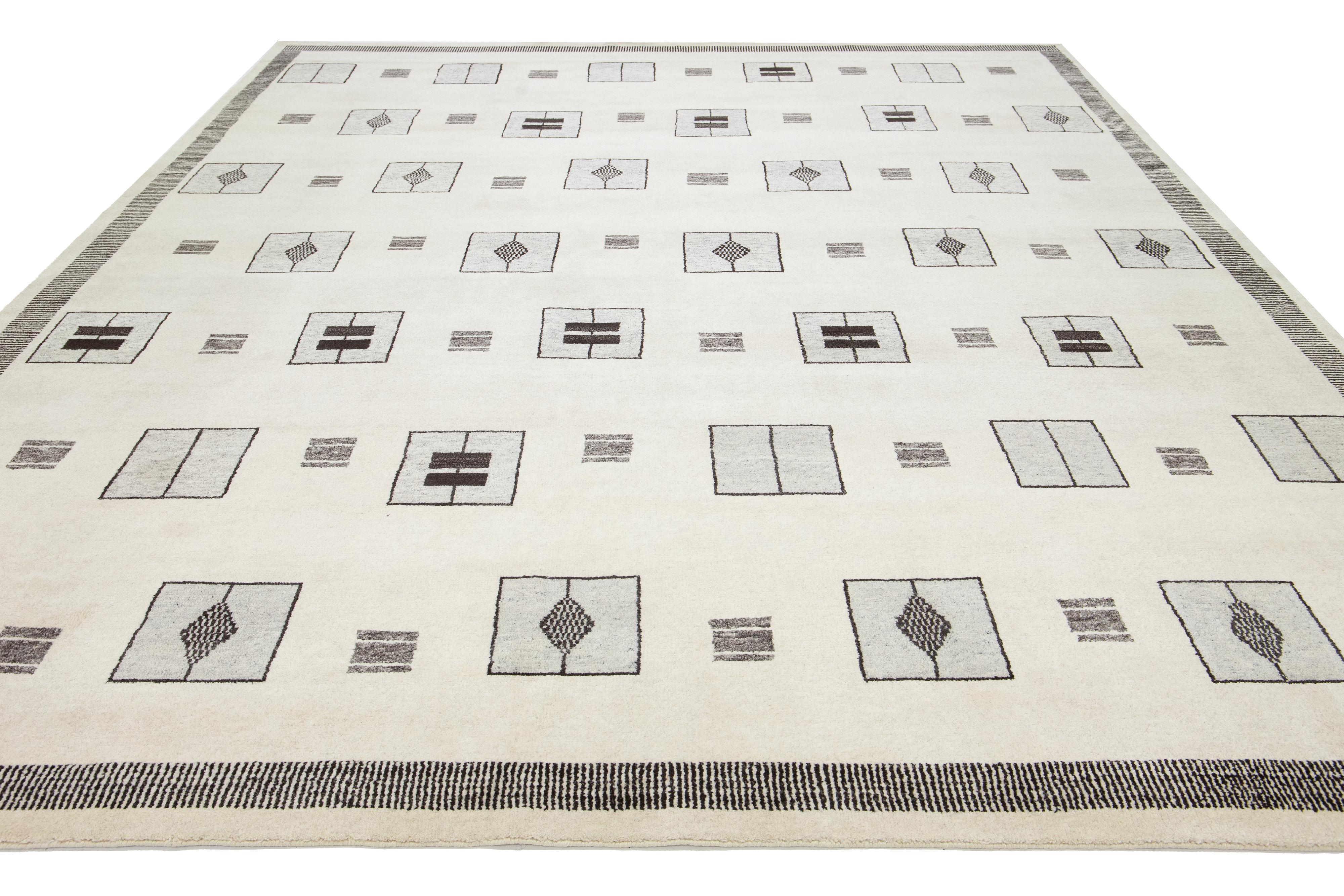 Tapis moderne marocain en laine fait à la main beige par Apadana en vente 1