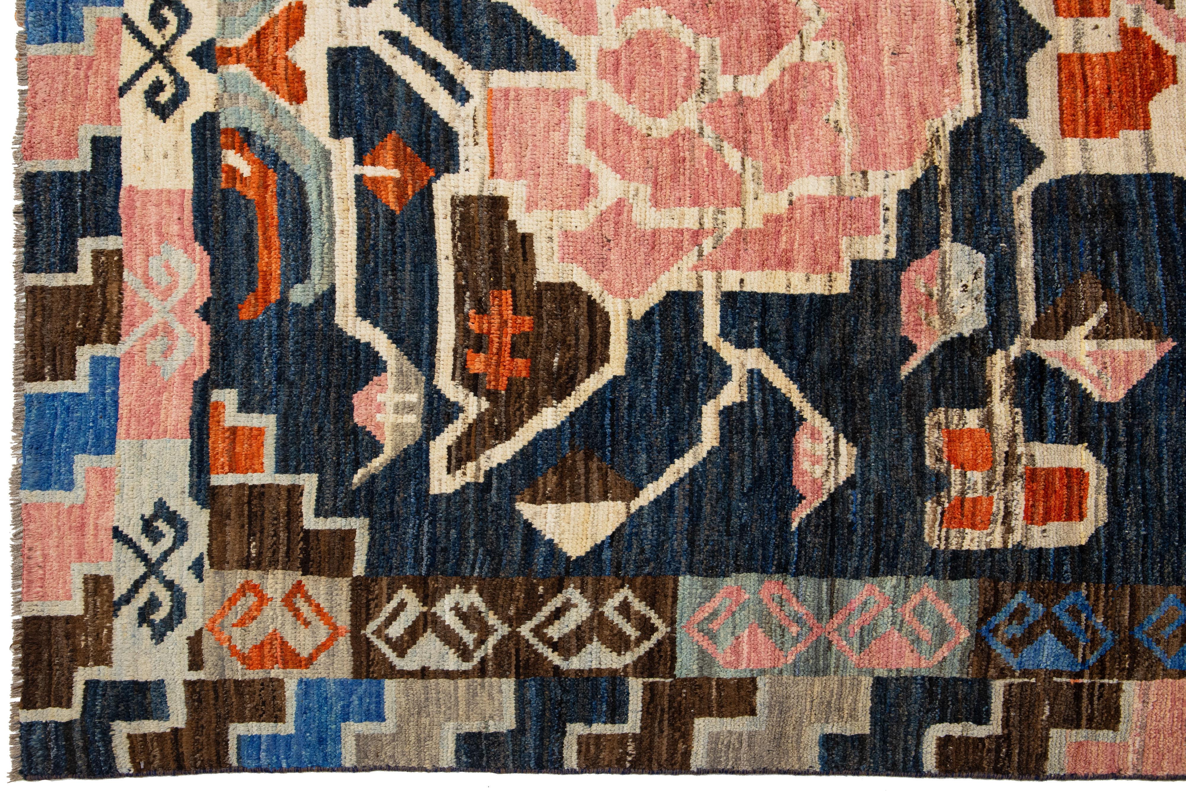 Moderner handgefertigter Wollteppich im marokkanischen Stil in Marineblau mit Stammesmuster im Zustand „Neu“ im Angebot in Norwalk, CT